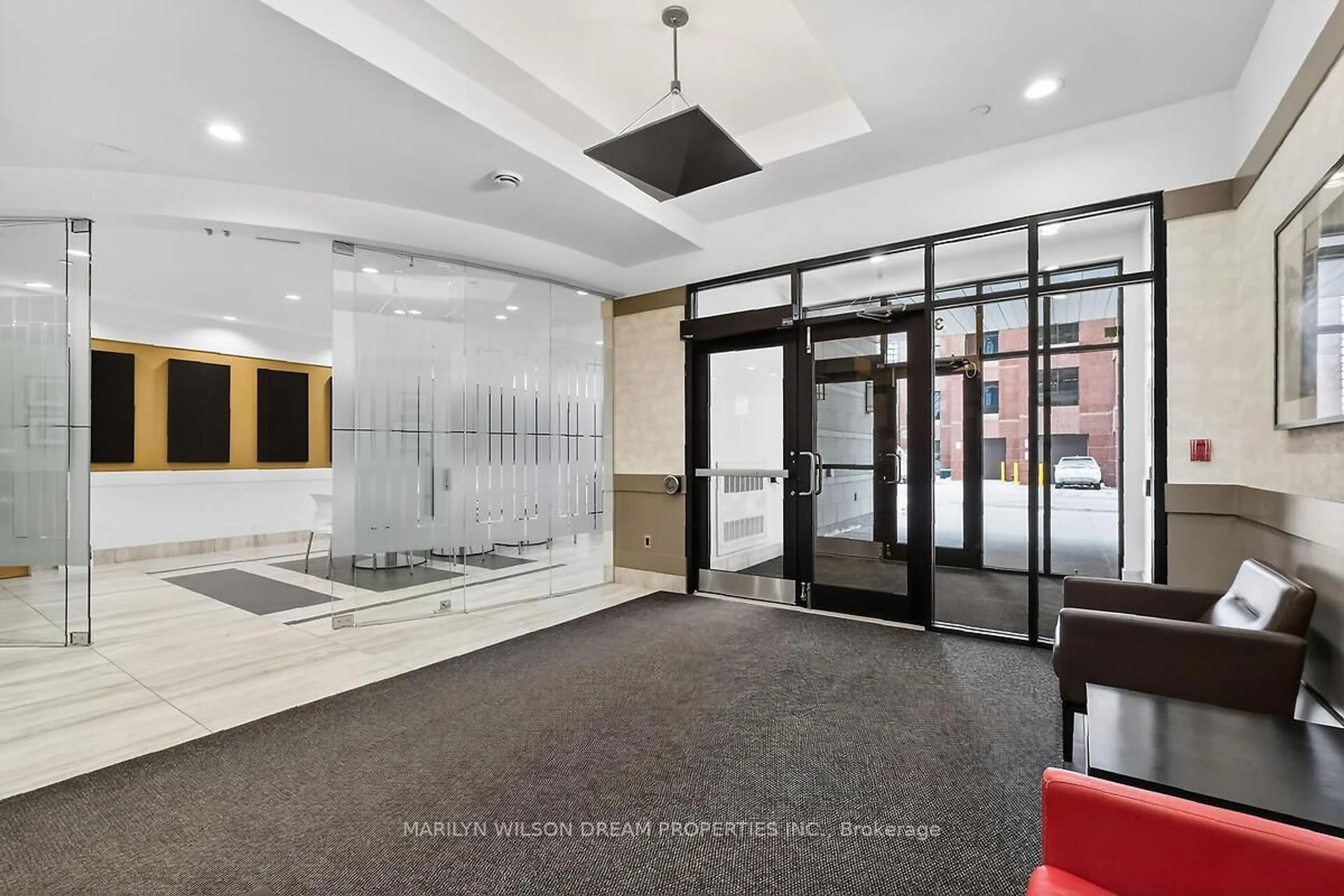 Indoor foyer for 330 Loretta Ave #906, Ottawa Ontario K1S 4E8