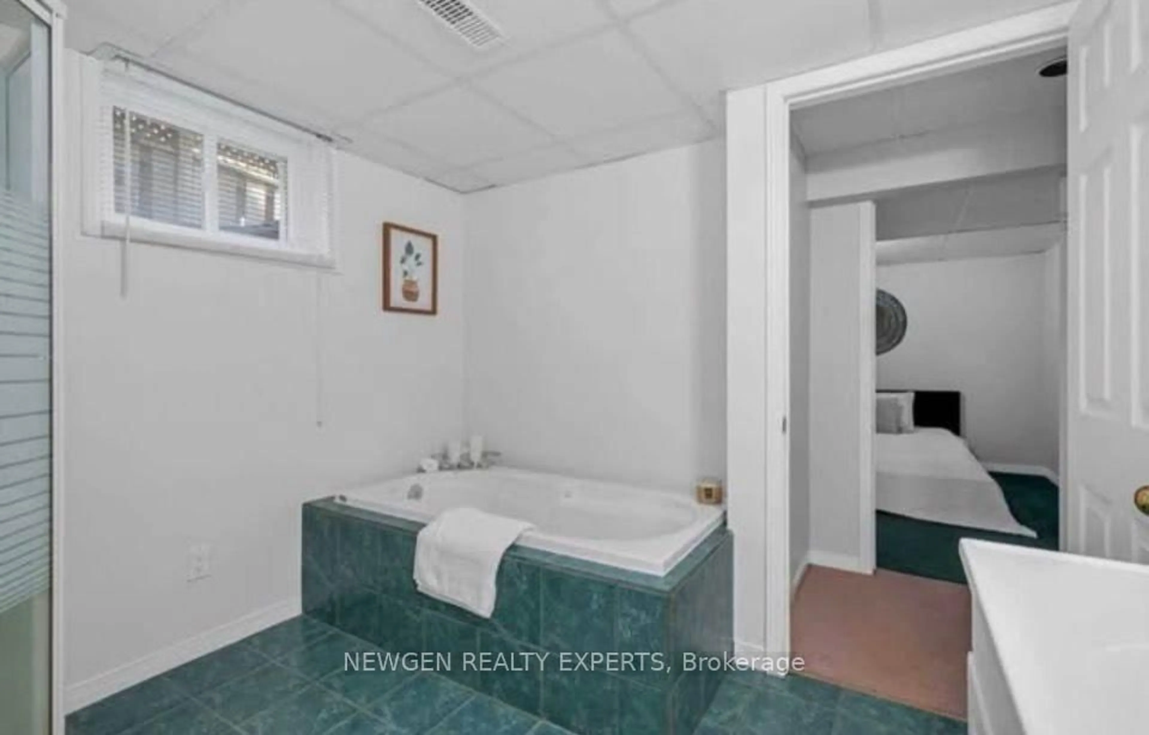 Standard bathroom, ceramic/tile floor for 35 Gram Ave, Welland Ontario L3C 1H5