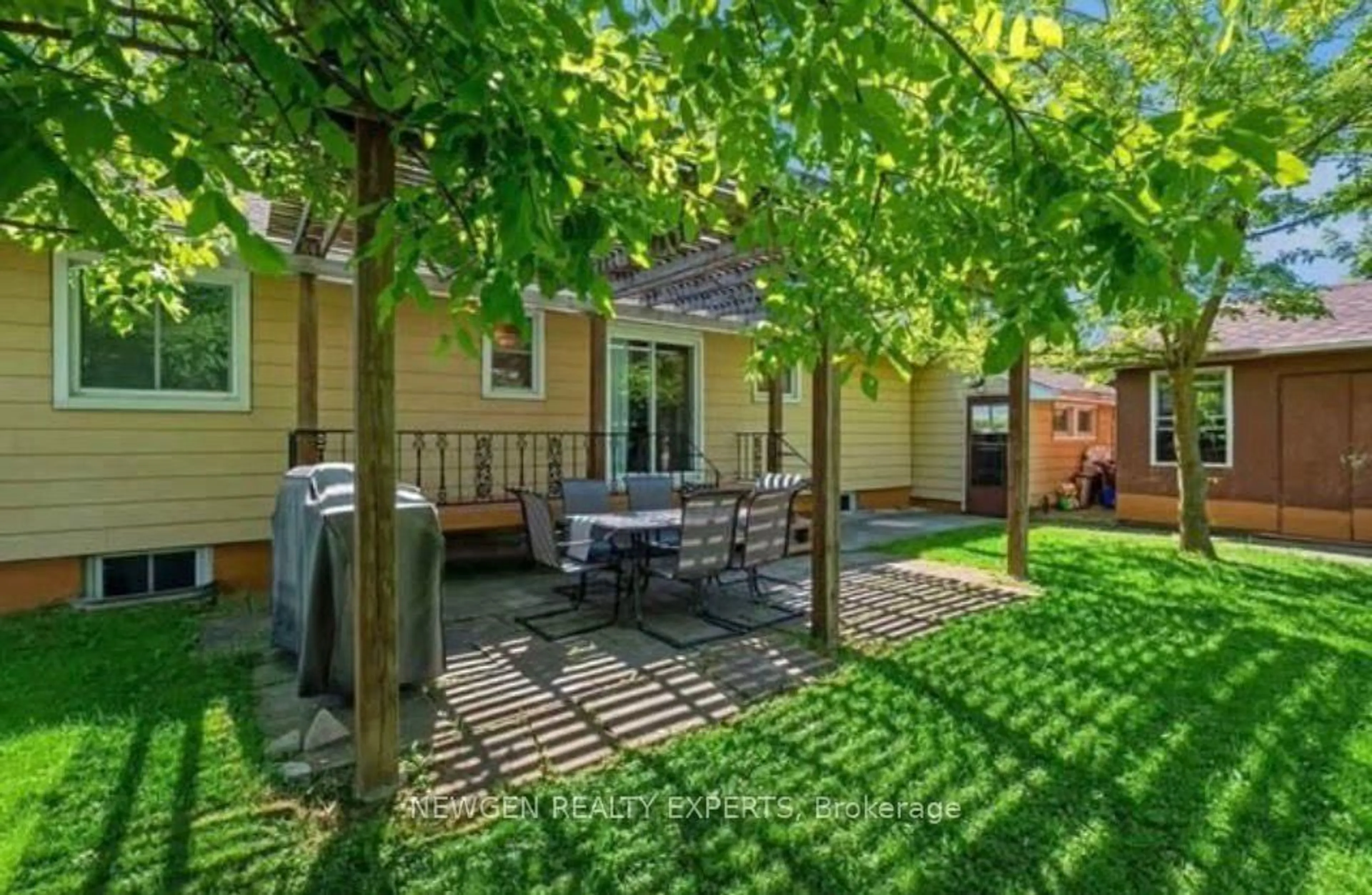 Patio, street for 35 Gram Ave, Welland Ontario L3C 1H5