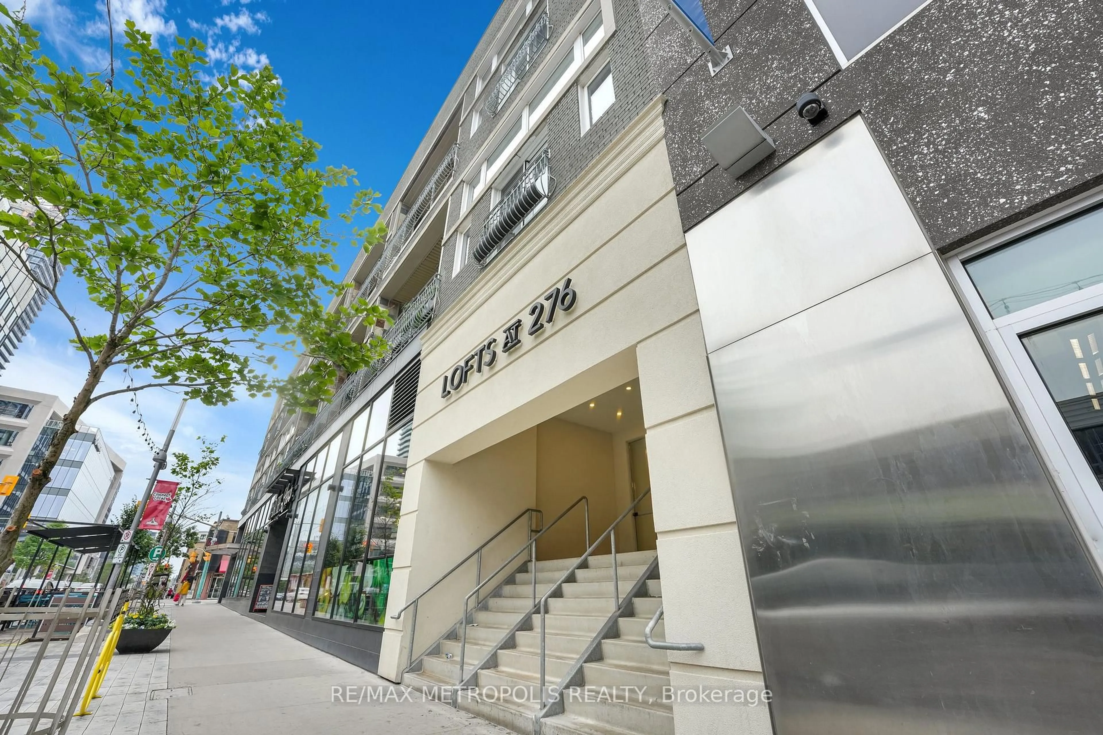 Indoor foyer for 276 King St #207, Kitchener Ontario N2G 1B6