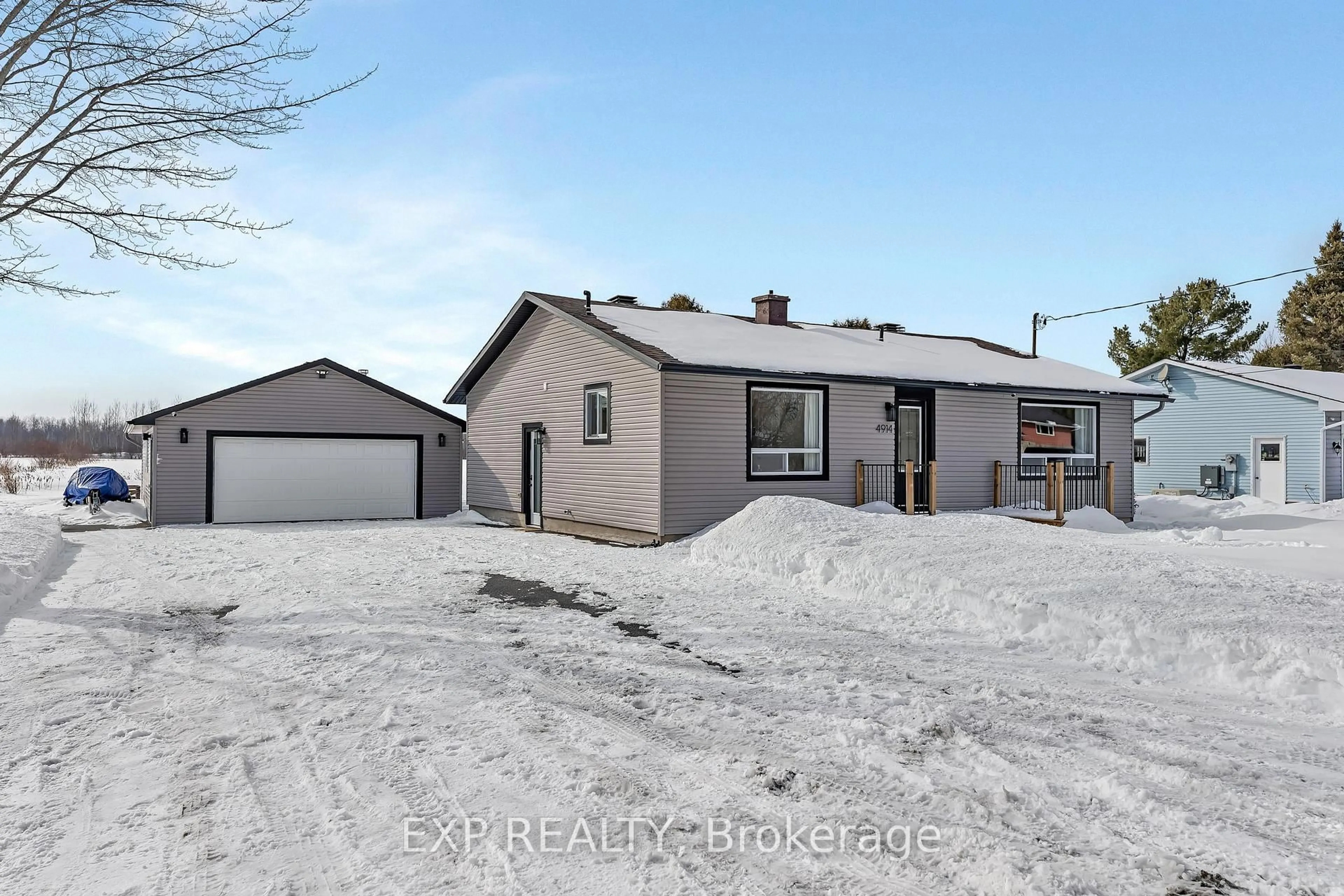 A pic from outside/outdoor area/front of a property/back of a property/a pic from drone, street for 4914 Farmers Way, Carlsbad Springs Ontario K0A 1K0