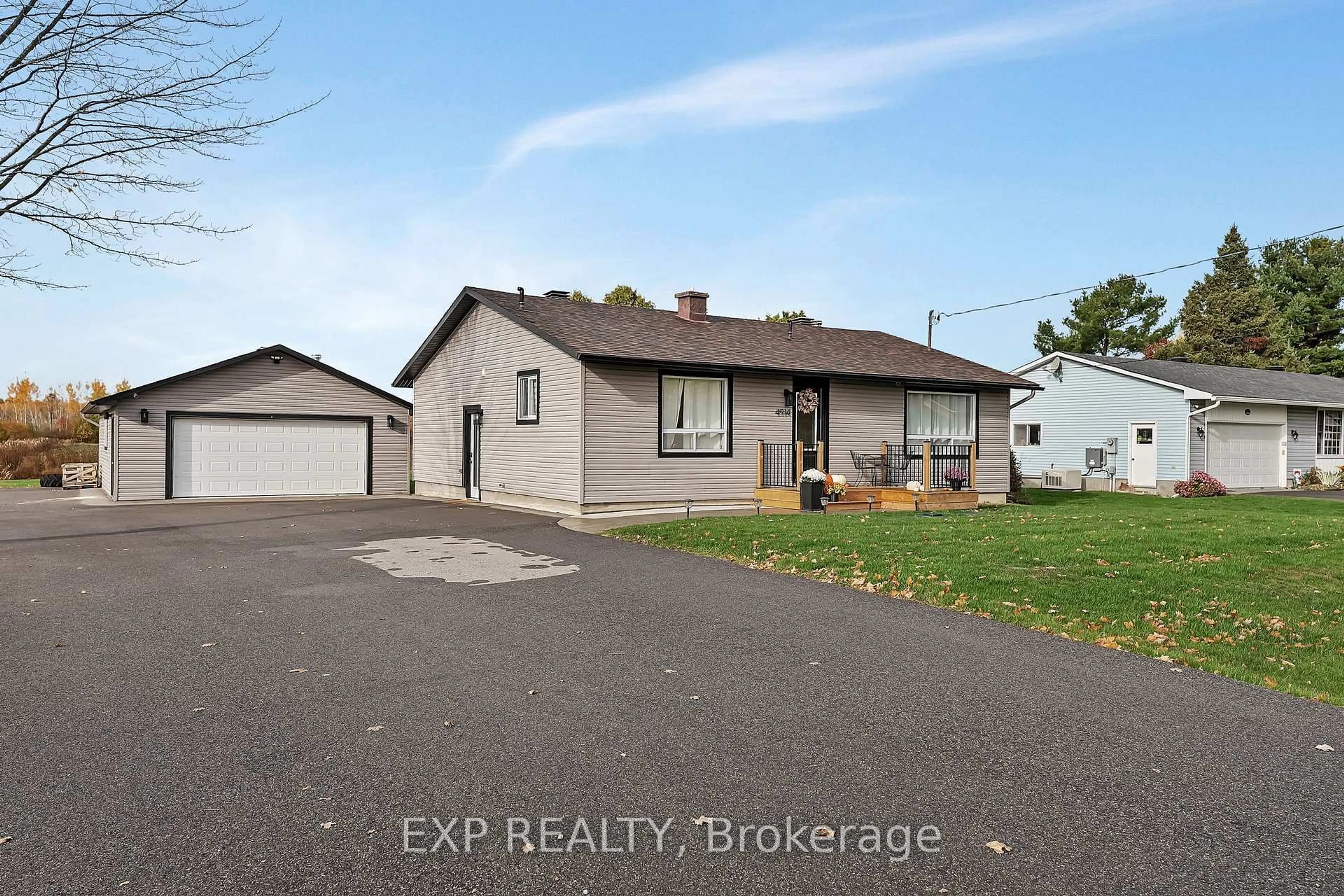 A pic from outside/outdoor area/front of a property/back of a property/a pic from drone, street for 4914 Farmers Way, Carlsbad Springs Ontario K0A 1K0