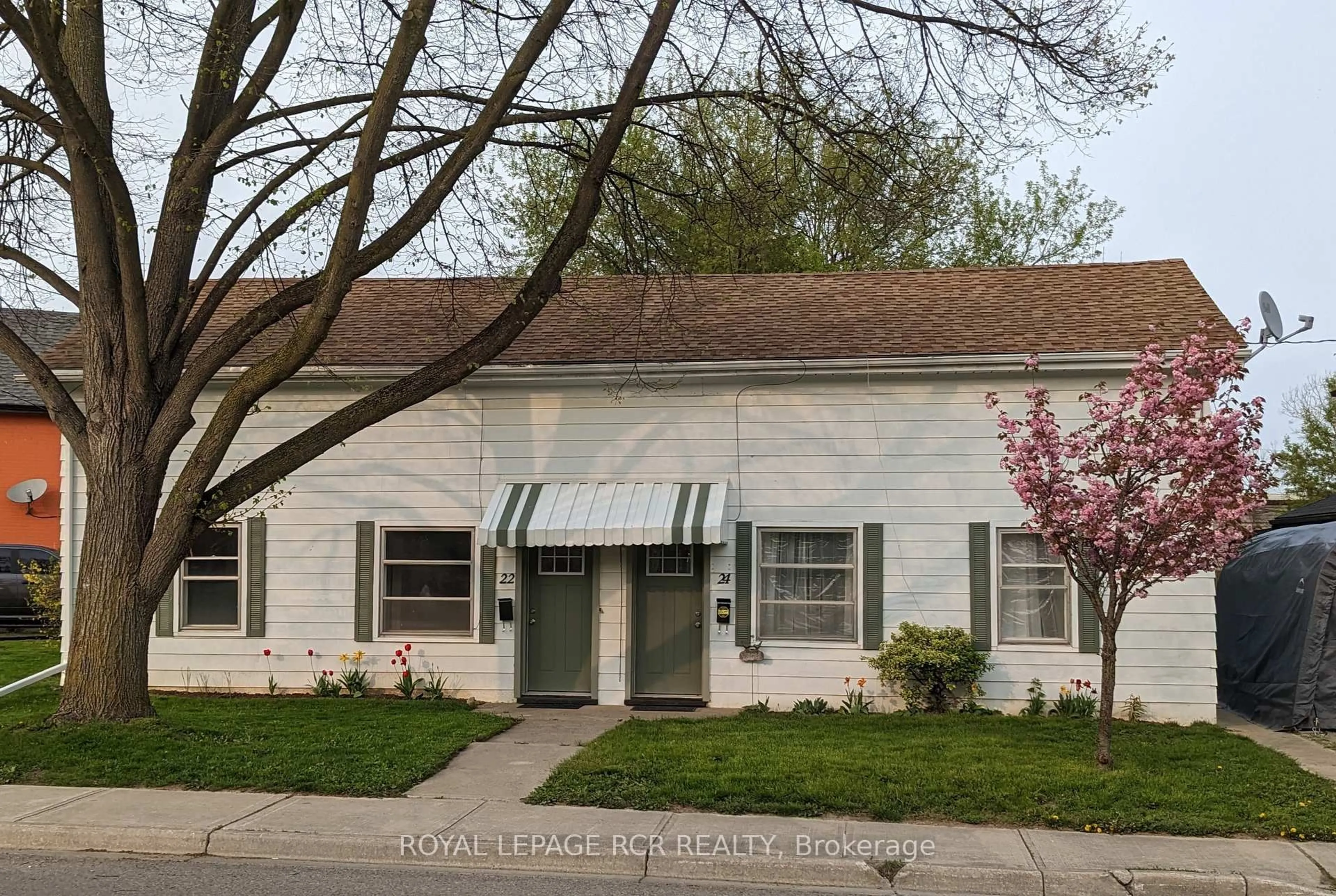 Home with vinyl exterior material, street for 22 Ontario St, Brantford Ontario N3S 2B9