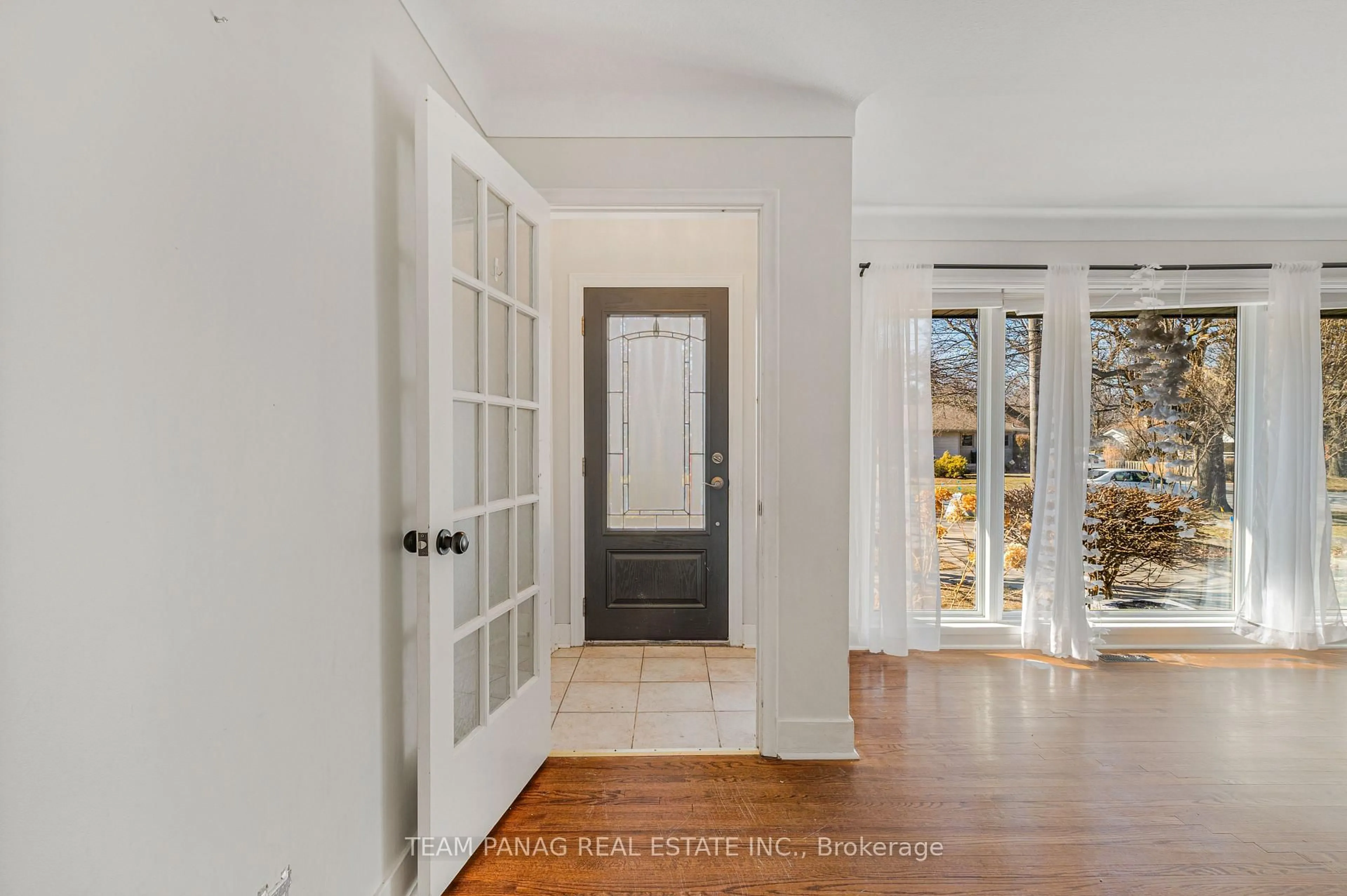 Indoor entryway for 24 Brisbane Glen, St. Catharines Ontario L2N 3K9