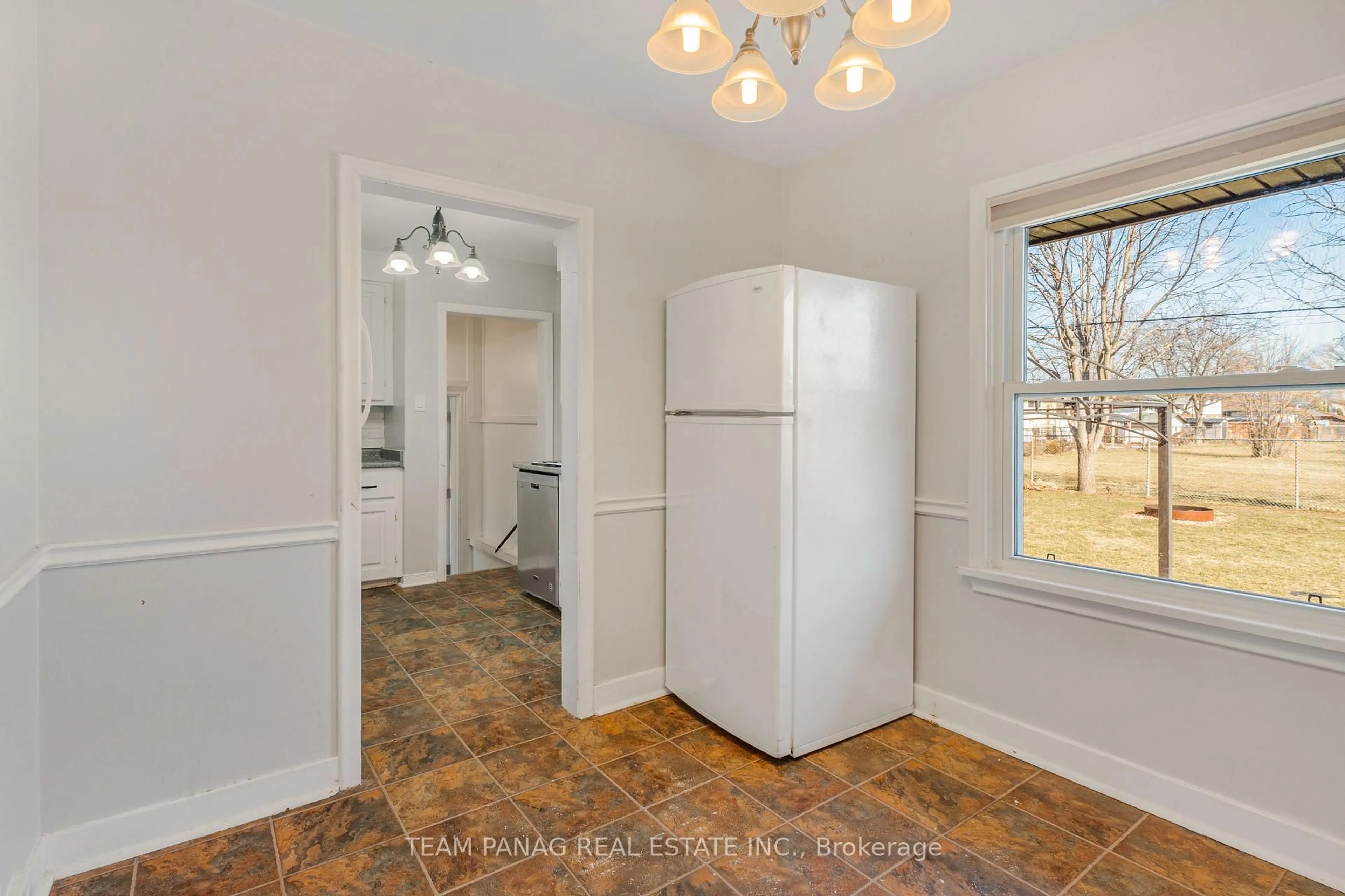 Standard kitchen, unknown for 24 Brisbane Glen, St. Catharines Ontario L2N 3K9
