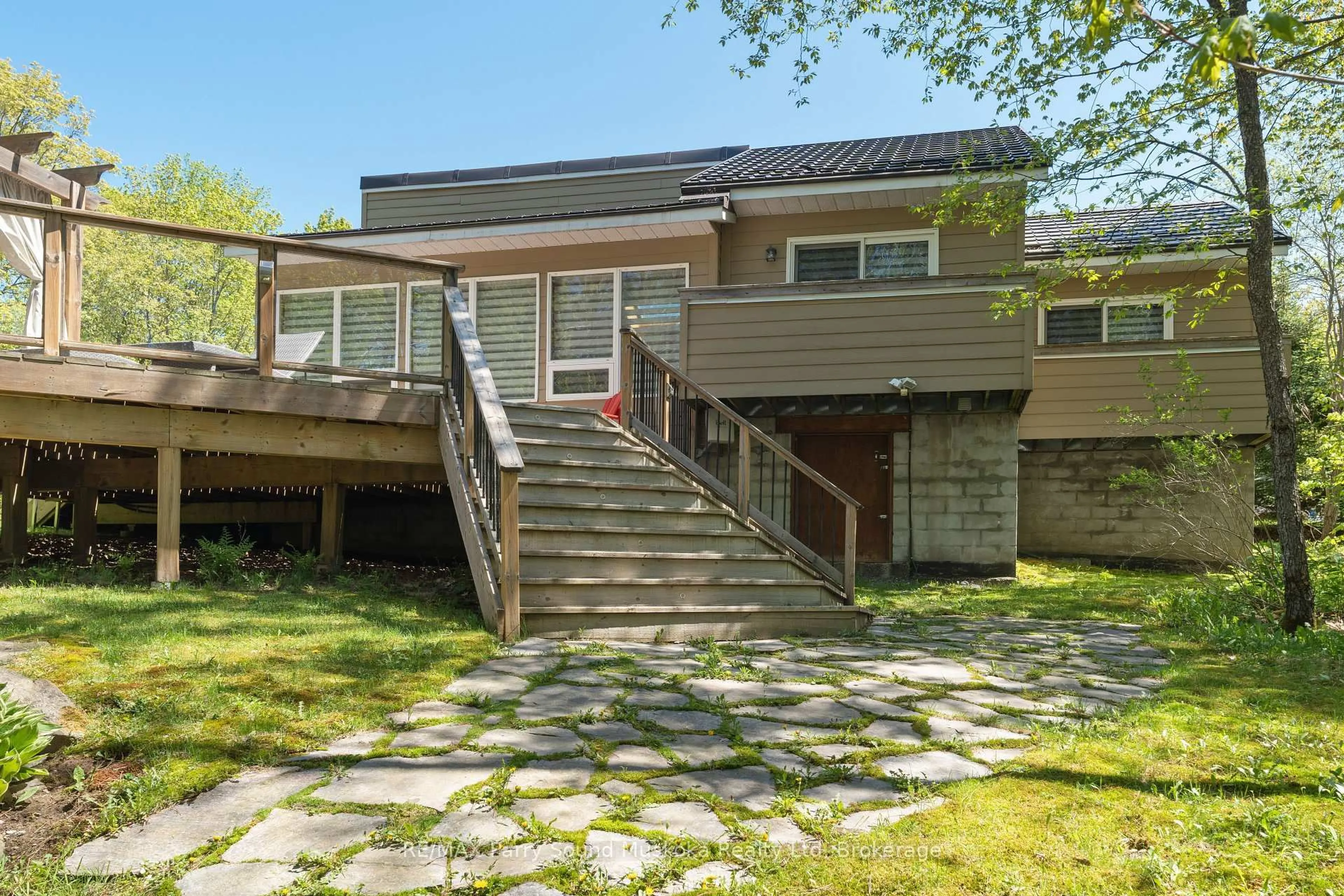 Patio, street for 587 Centre Rd, McKellar Ontario P2A 0B4