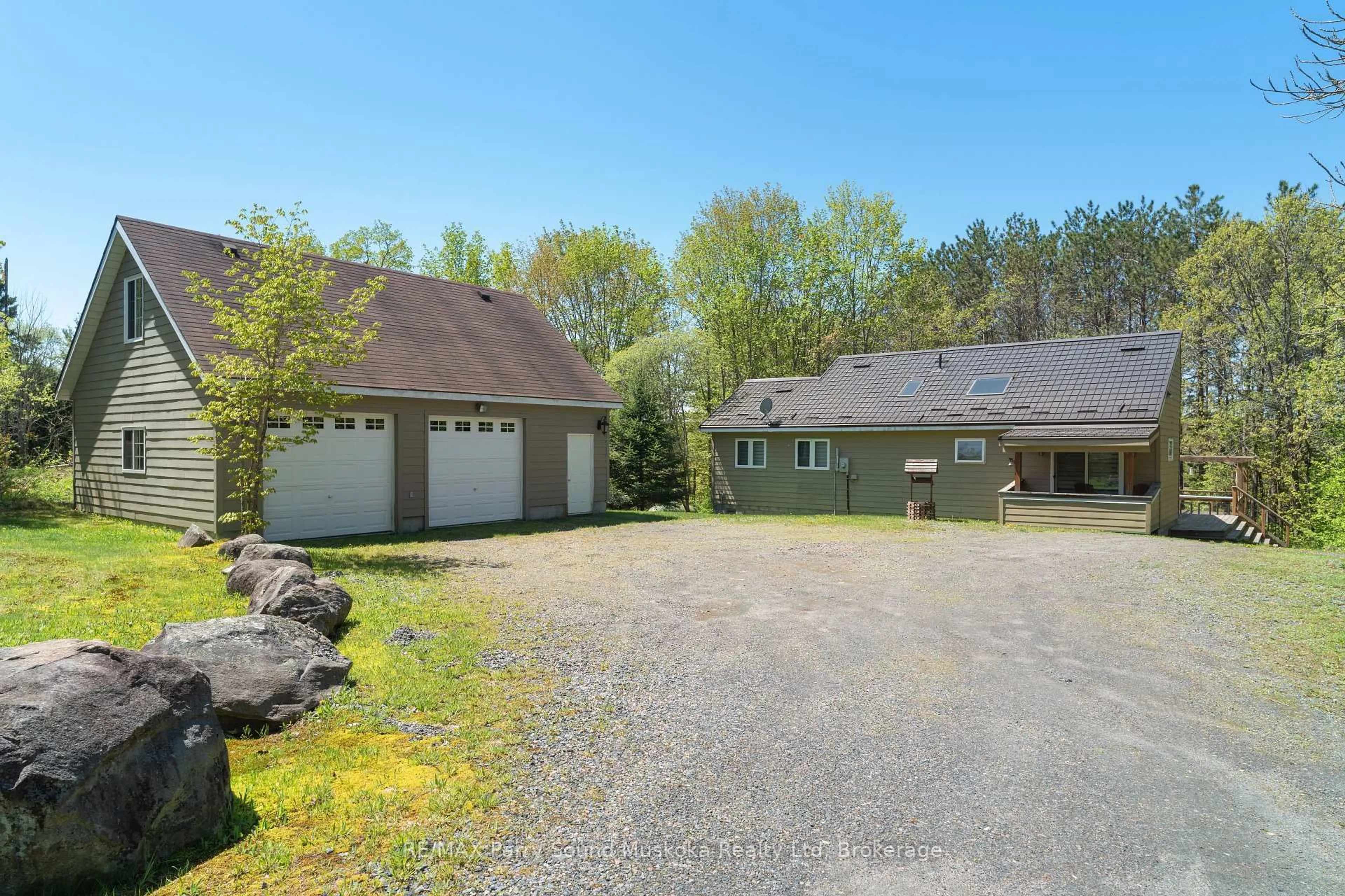 A pic from outside/outdoor area/front of a property/back of a property/a pic from drone, unknown for 587 Centre Rd, McKellar Ontario P2A 0B4