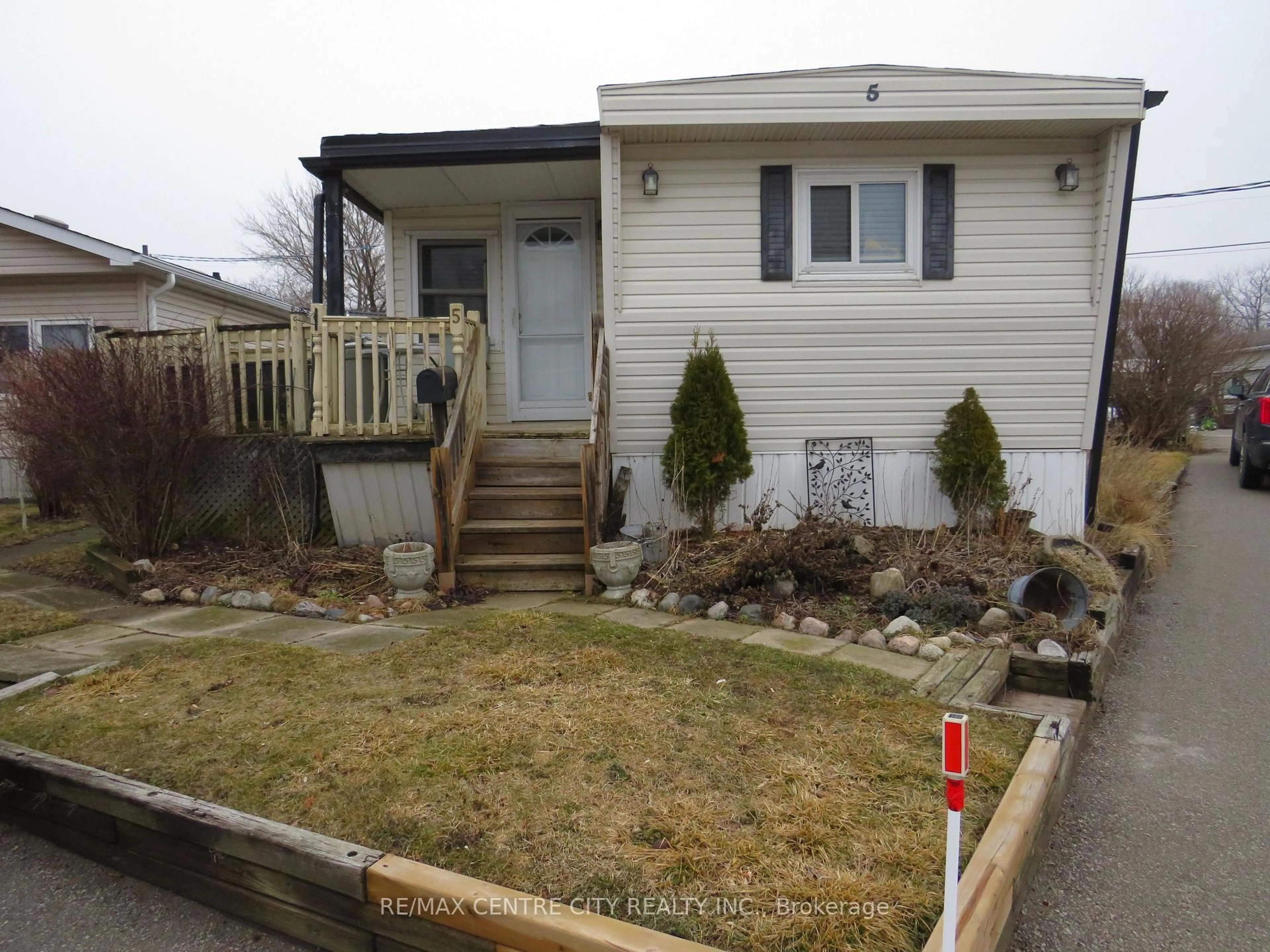 Home with vinyl exterior material, street for 198 Springbank Dr #5, London South Ontario N6J 1G1