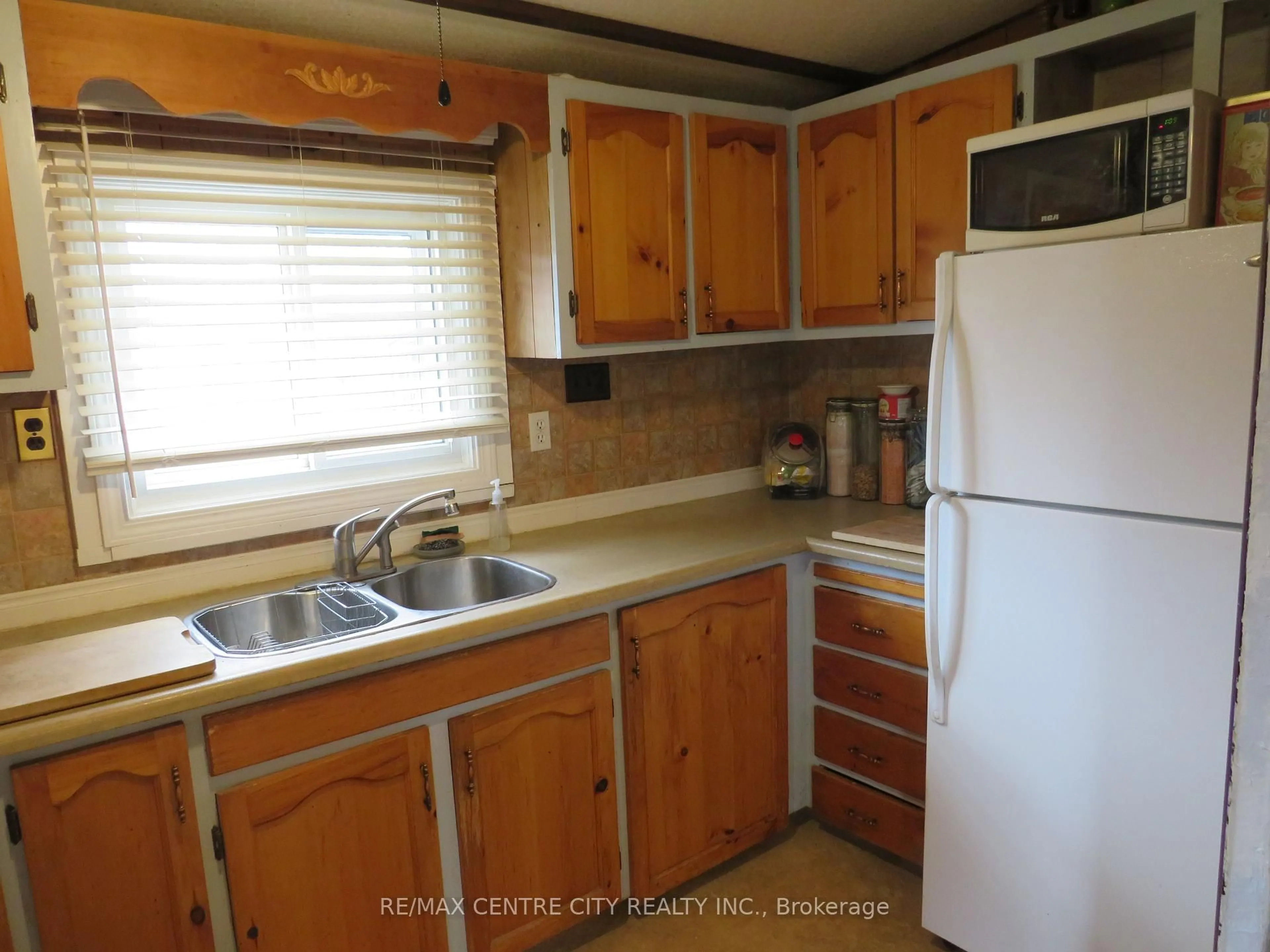Standard kitchen, unknown for 198 Springbank Dr #5, London South Ontario N6J 1G1
