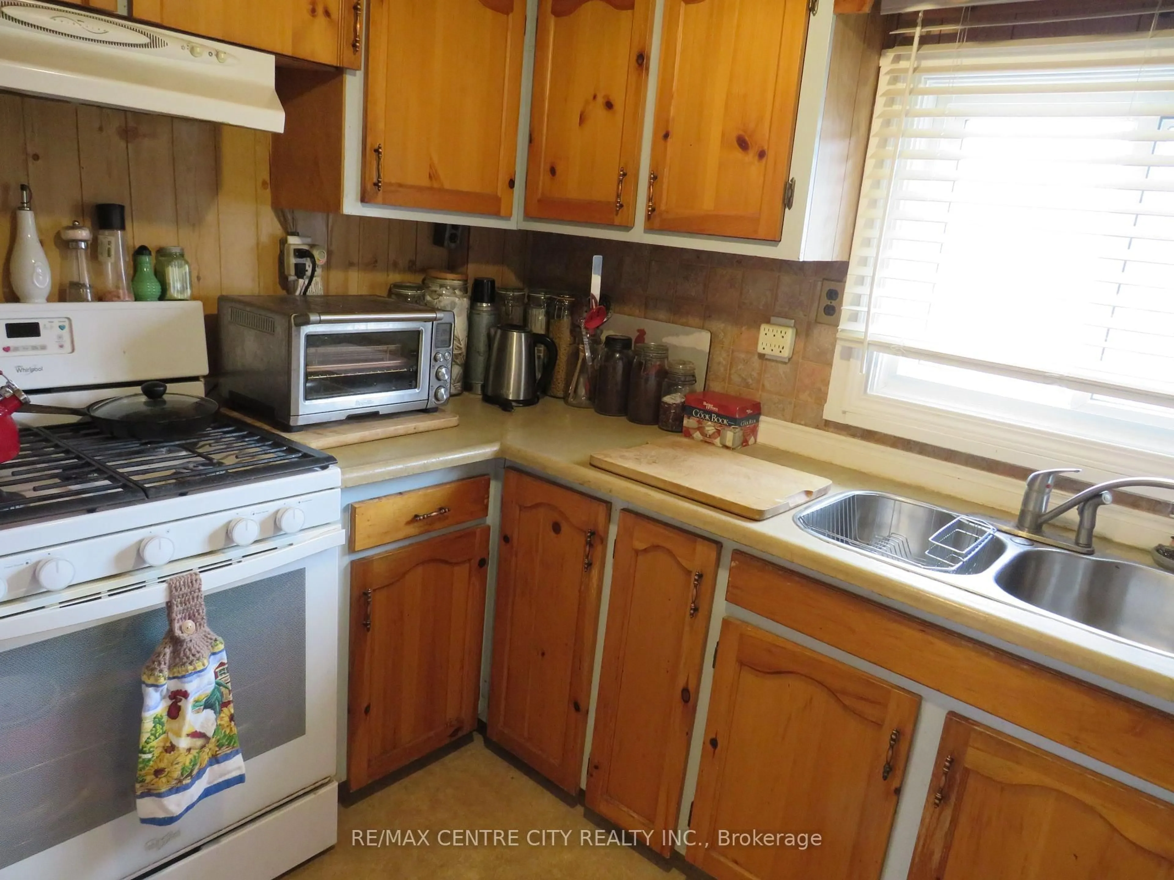 Standard kitchen, wood/laminate floor for 198 Springbank Dr #5, London South Ontario N6J 1G1