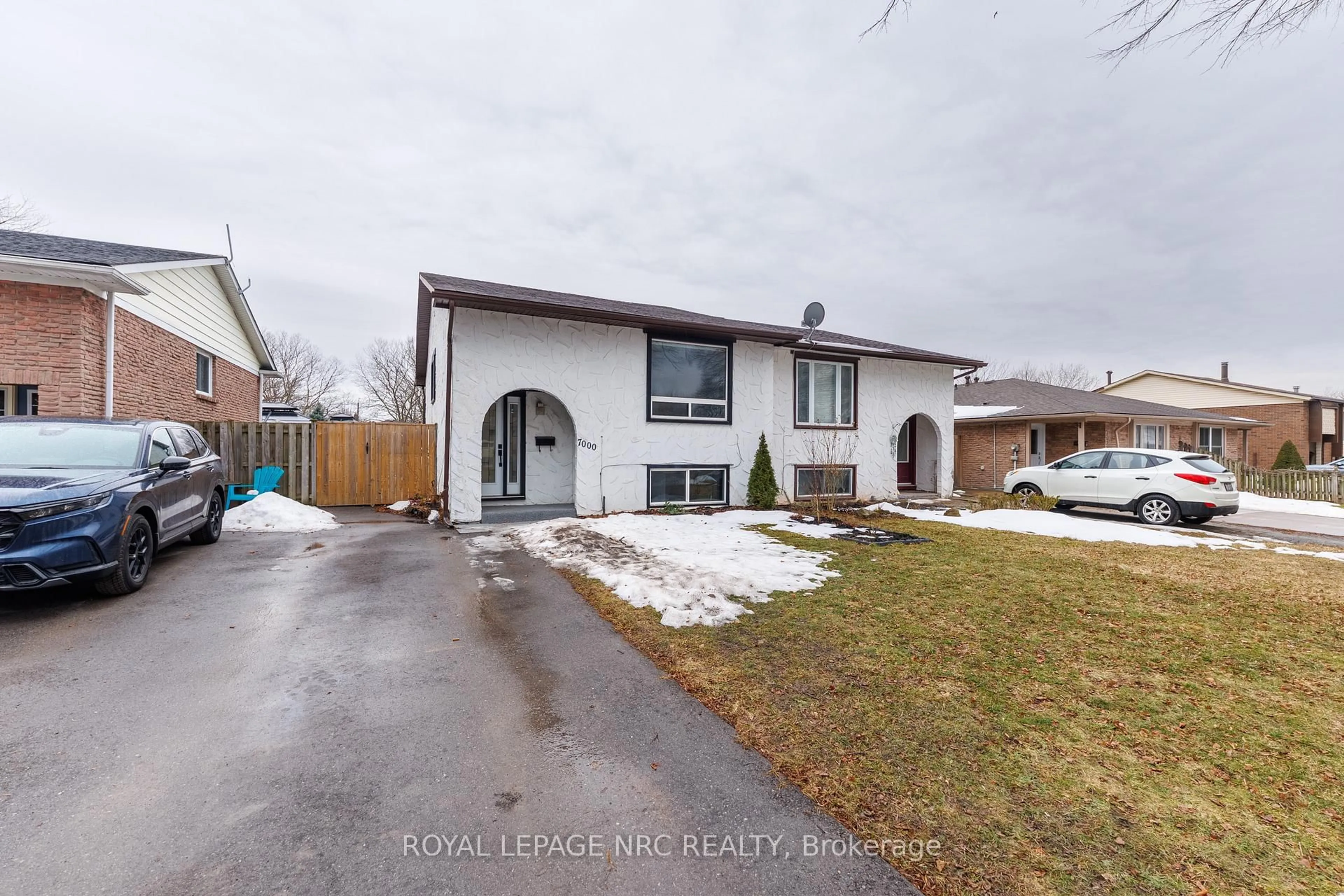 A pic from outside/outdoor area/front of a property/back of a property/a pic from drone, street for 7000 Briarwood Ave, Niagara Falls Ontario L2E 6Y1