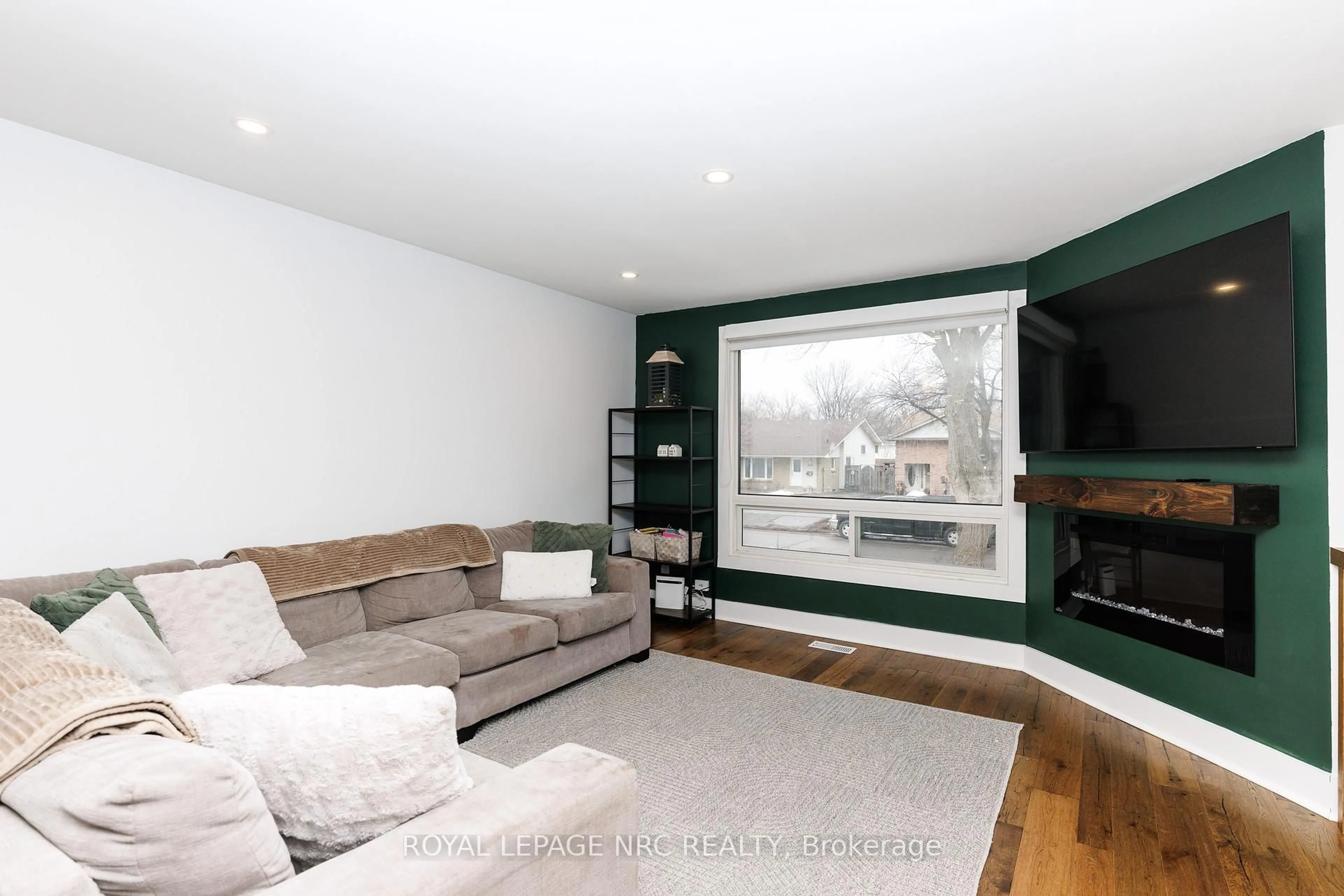 Living room with furniture, wood/laminate floor for 7000 Briarwood Ave, Niagara Falls Ontario L2E 6Y1