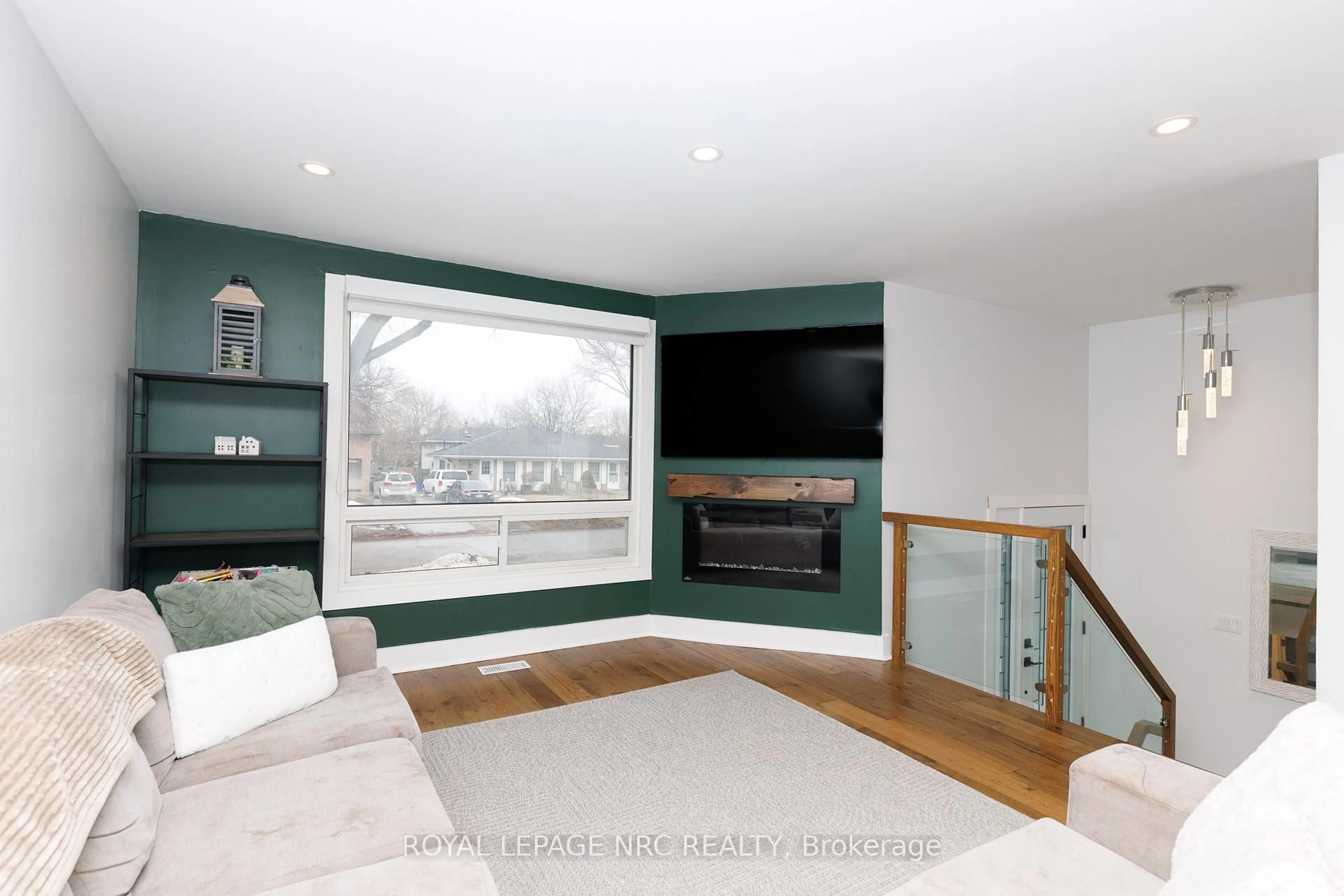 Living room with furniture, wood/laminate floor for 7000 Briarwood Ave, Niagara Falls Ontario L2E 6Y1