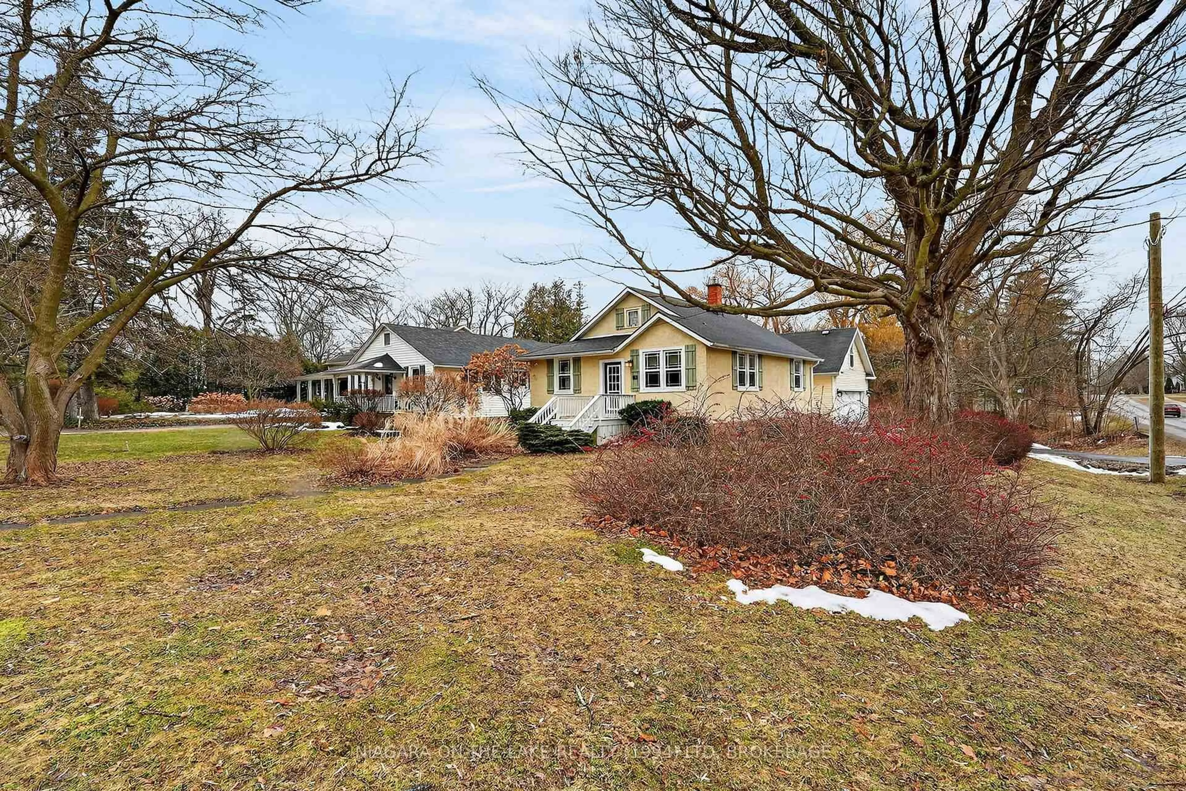 A pic from outside/outdoor area/front of a property/back of a property/a pic from drone, street for 94 Centre St, Niagara-on-the-Lake Ontario L0S 1J0