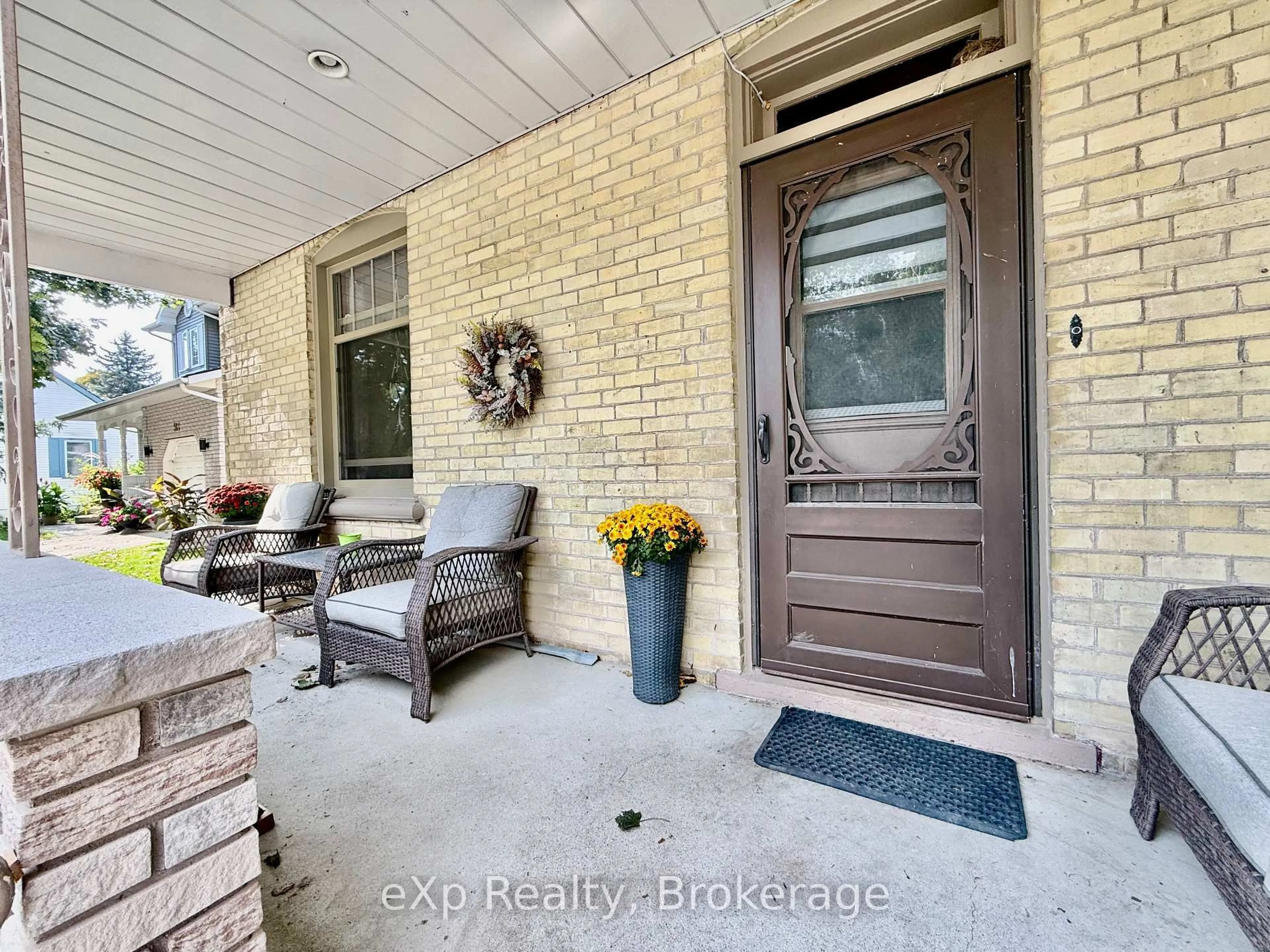 Indoor entryway for 507 Mary St, Brockton Ontario N0G 2V0