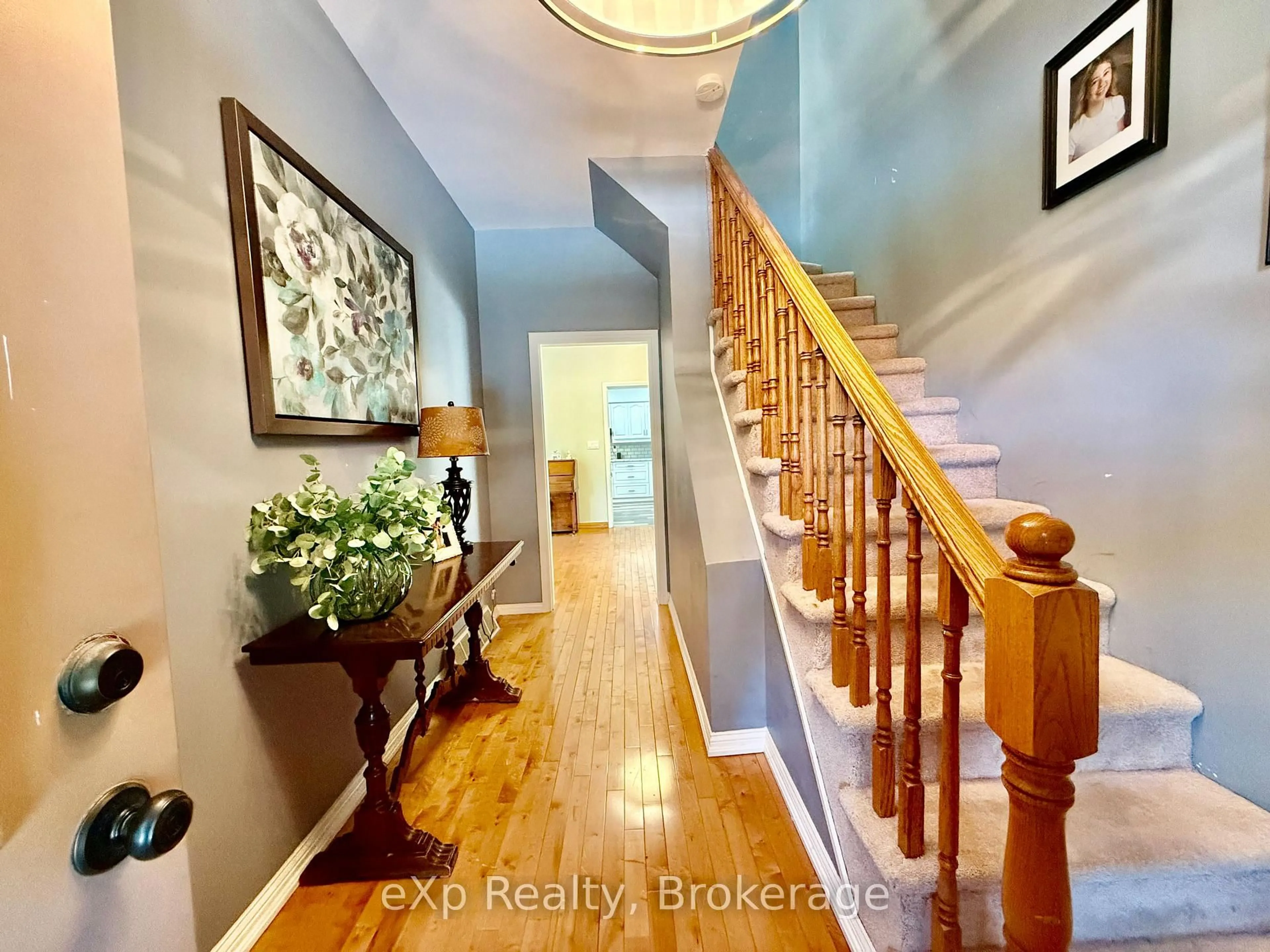 Indoor entryway for 507 Mary St, Brockton Ontario N0G 2V0