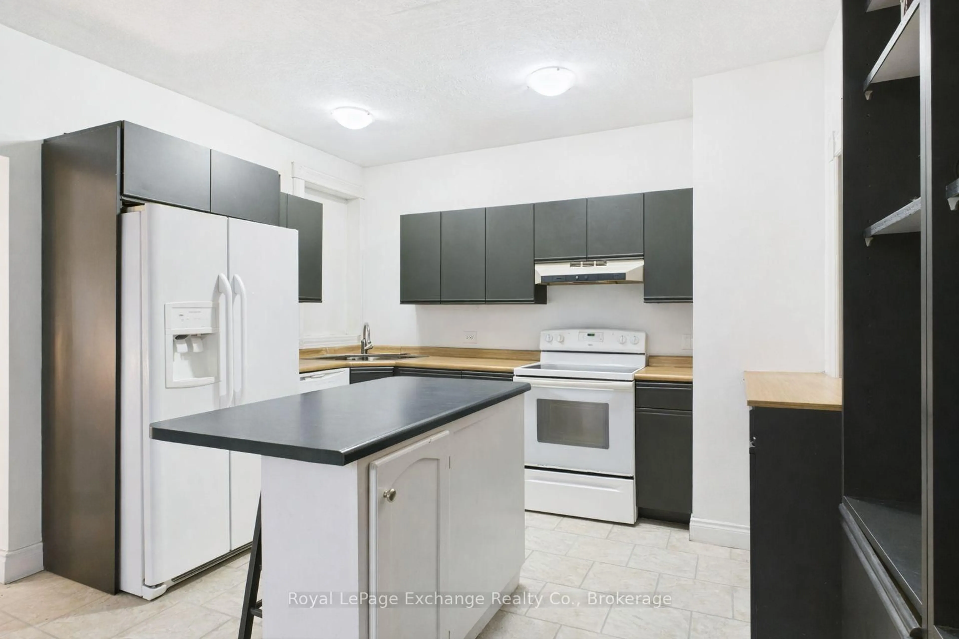Standard kitchen, unknown for 461/463 Princes St, Kincardine Ontario N2Z 2V1