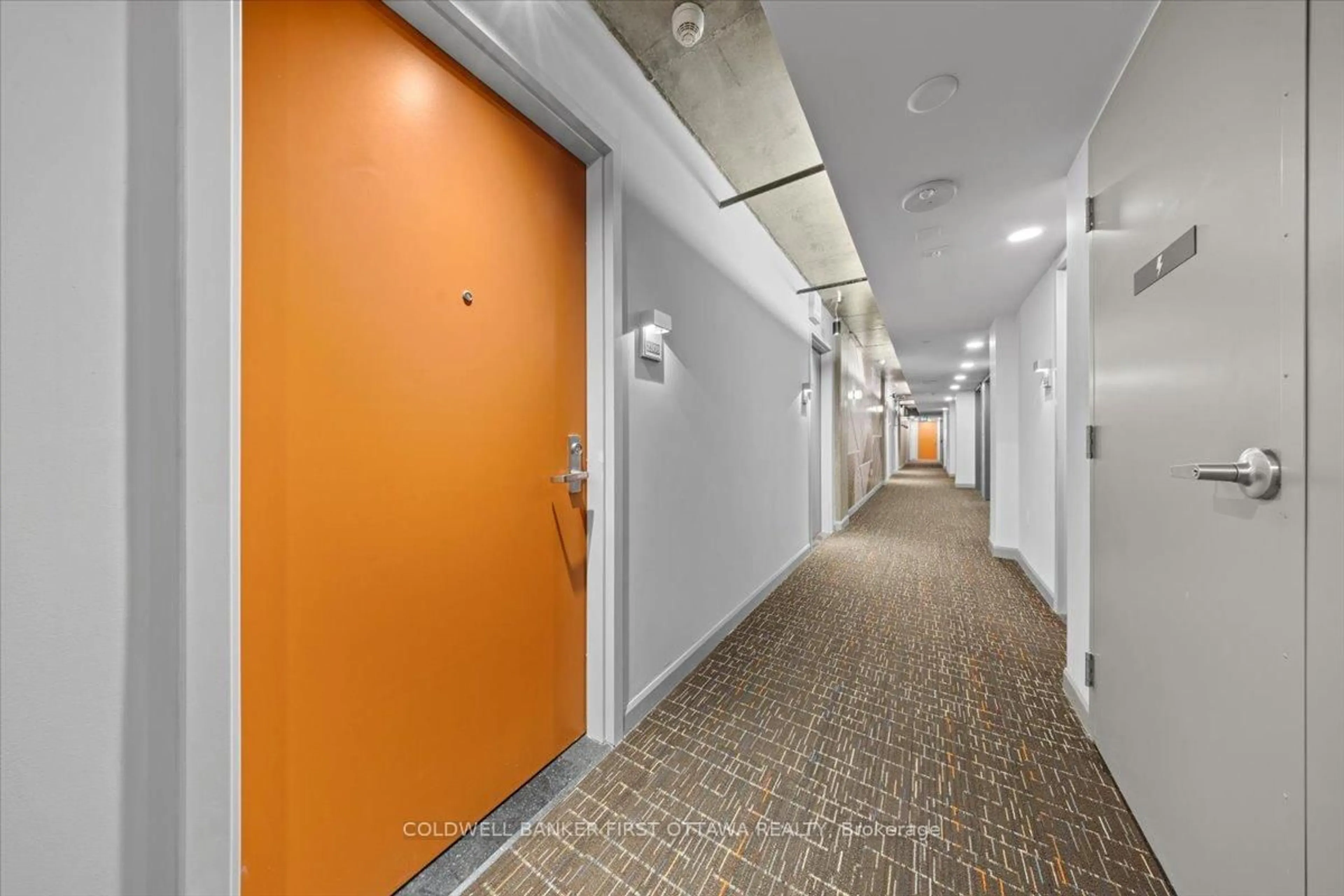 Indoor foyer for 105 CHAMPAGNE Ave #2308, Ottawa Ontario K1S 4P3