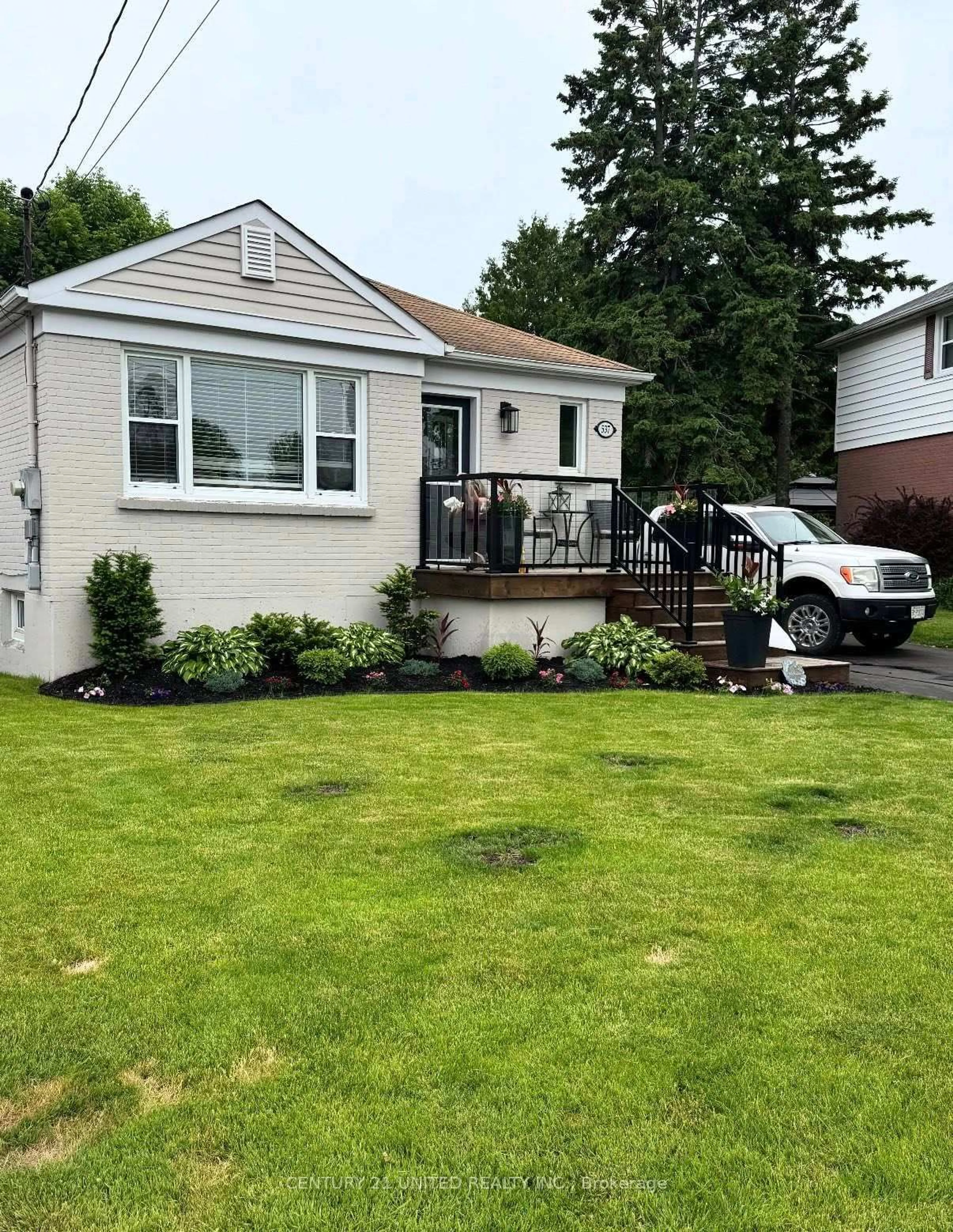 A pic from outside/outdoor area/front of a property/back of a property/a pic from drone, street for 537 Shirley St, Cobourg Ontario K9A 2A4