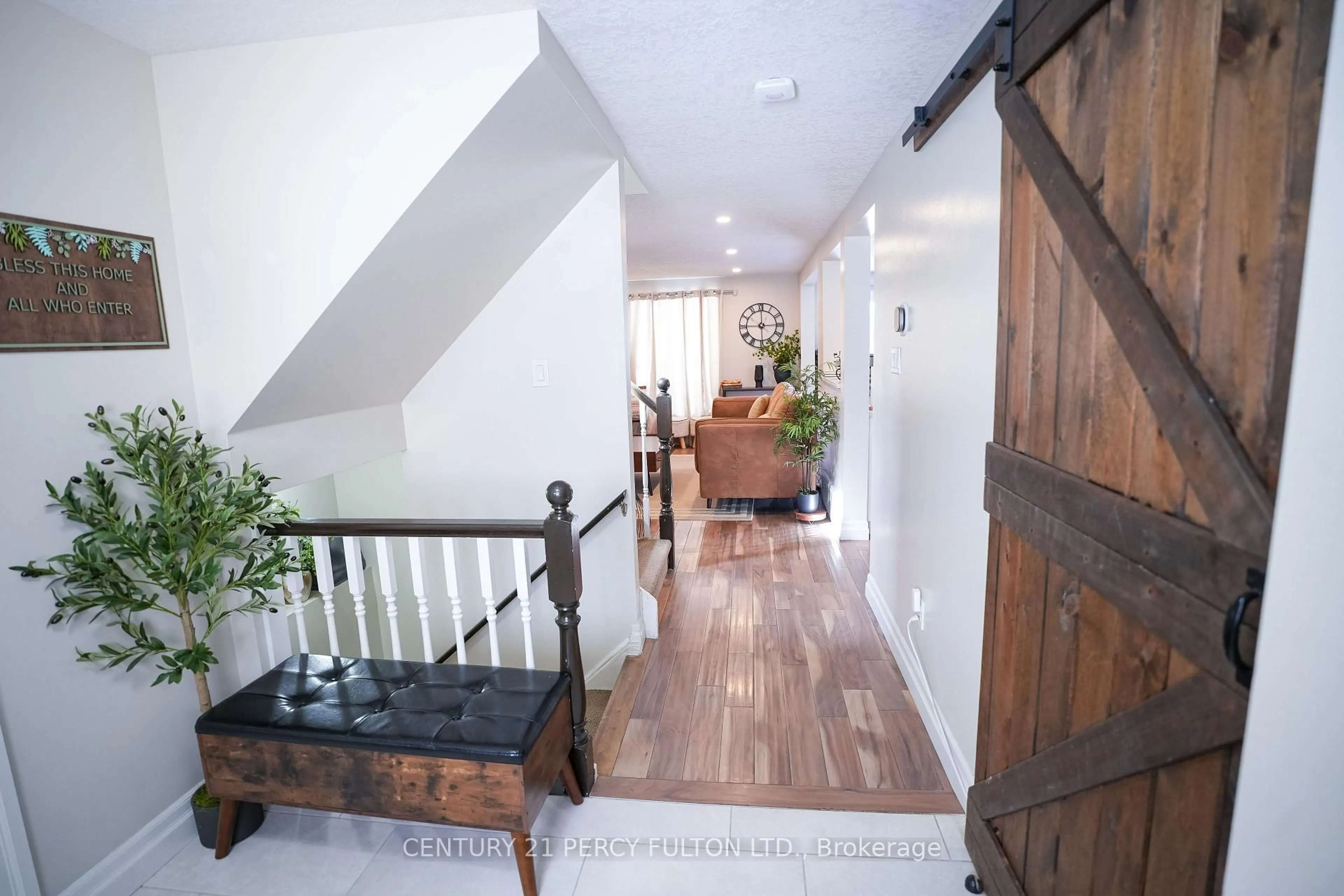 Indoor foyer for 333 Rosette Dr, Waterloo Ontario N2K 3W7