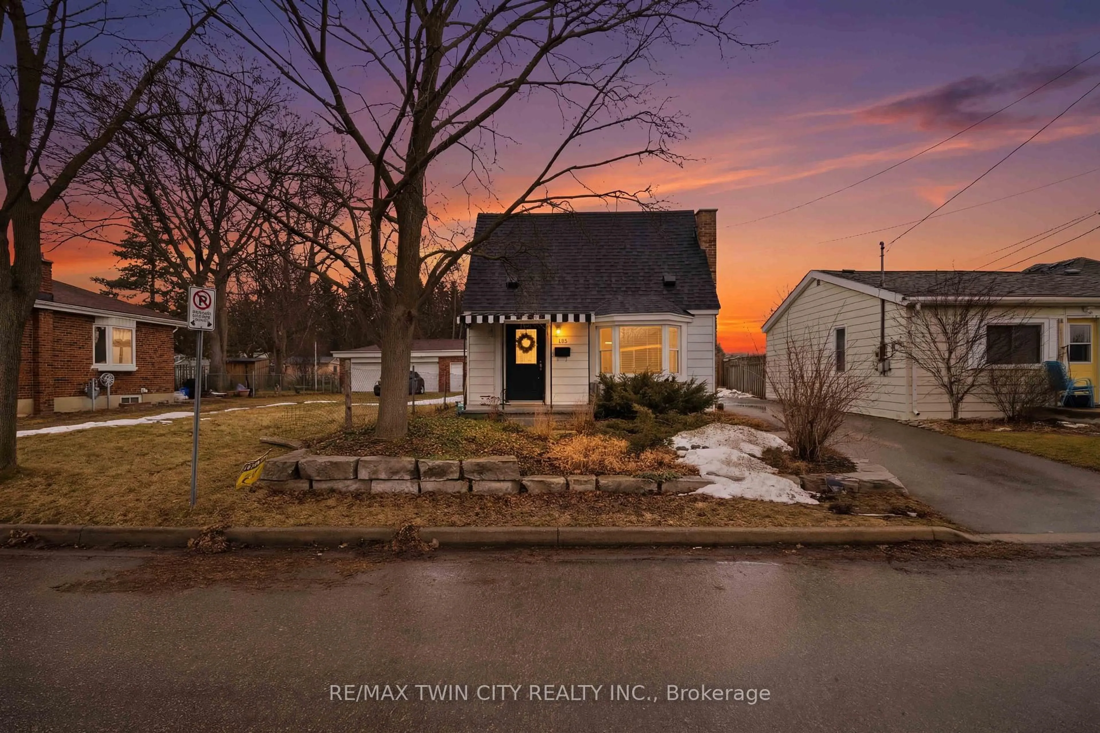 A pic from outside/outdoor area/front of a property/back of a property/a pic from drone, street for 112 Harold Ave, Brantford Ontario N3T 1W4