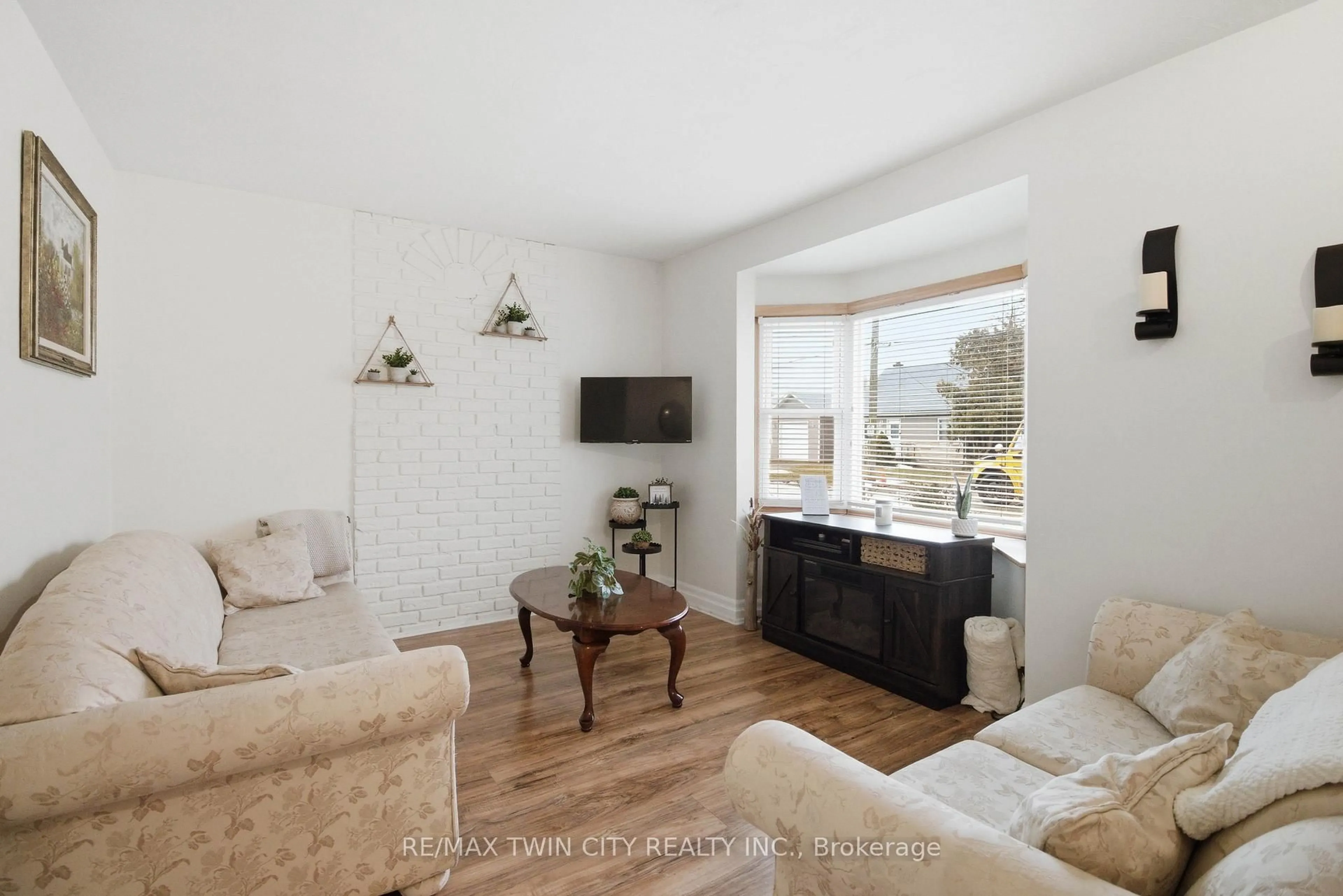 Living room with furniture, unknown for 112 Harold Ave, Brantford Ontario N3T 1W4