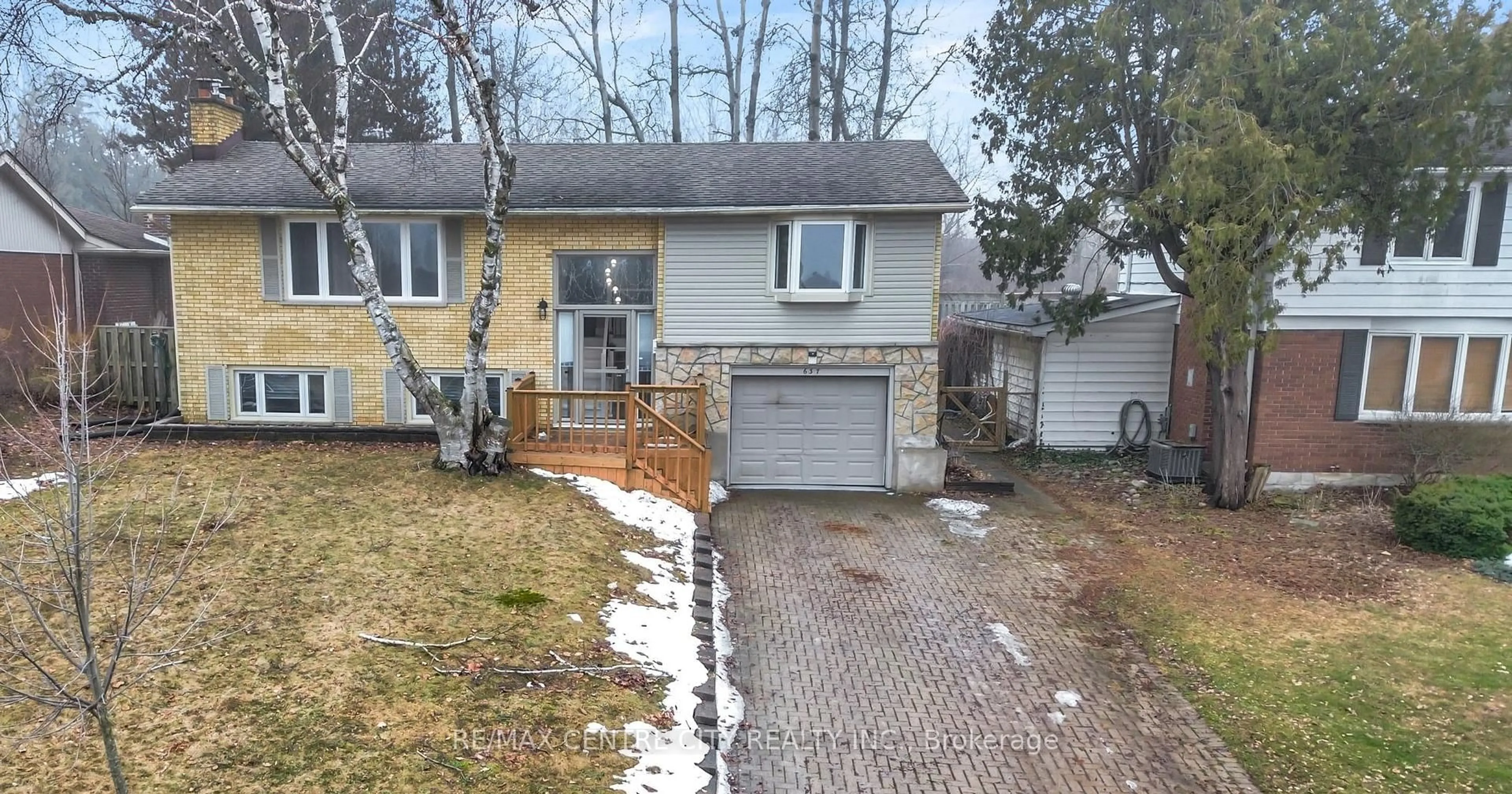 A pic from outside/outdoor area/front of a property/back of a property/a pic from drone, street for 637 Jason Cres, London South Ontario N6J 3E5