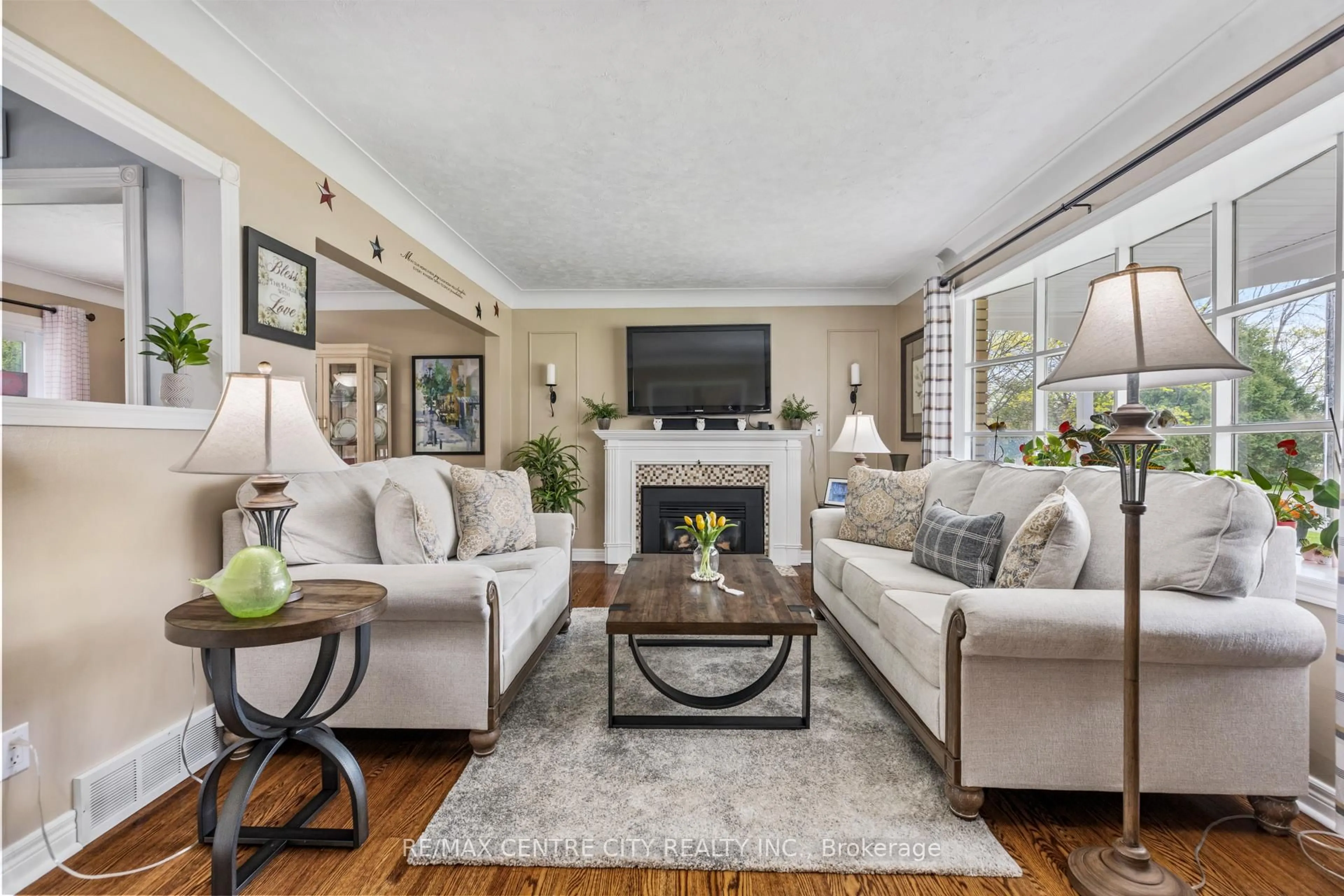 Living room with furniture, unknown for 8 Parkview Dr, St. Thomas Ontario N5R 4B5