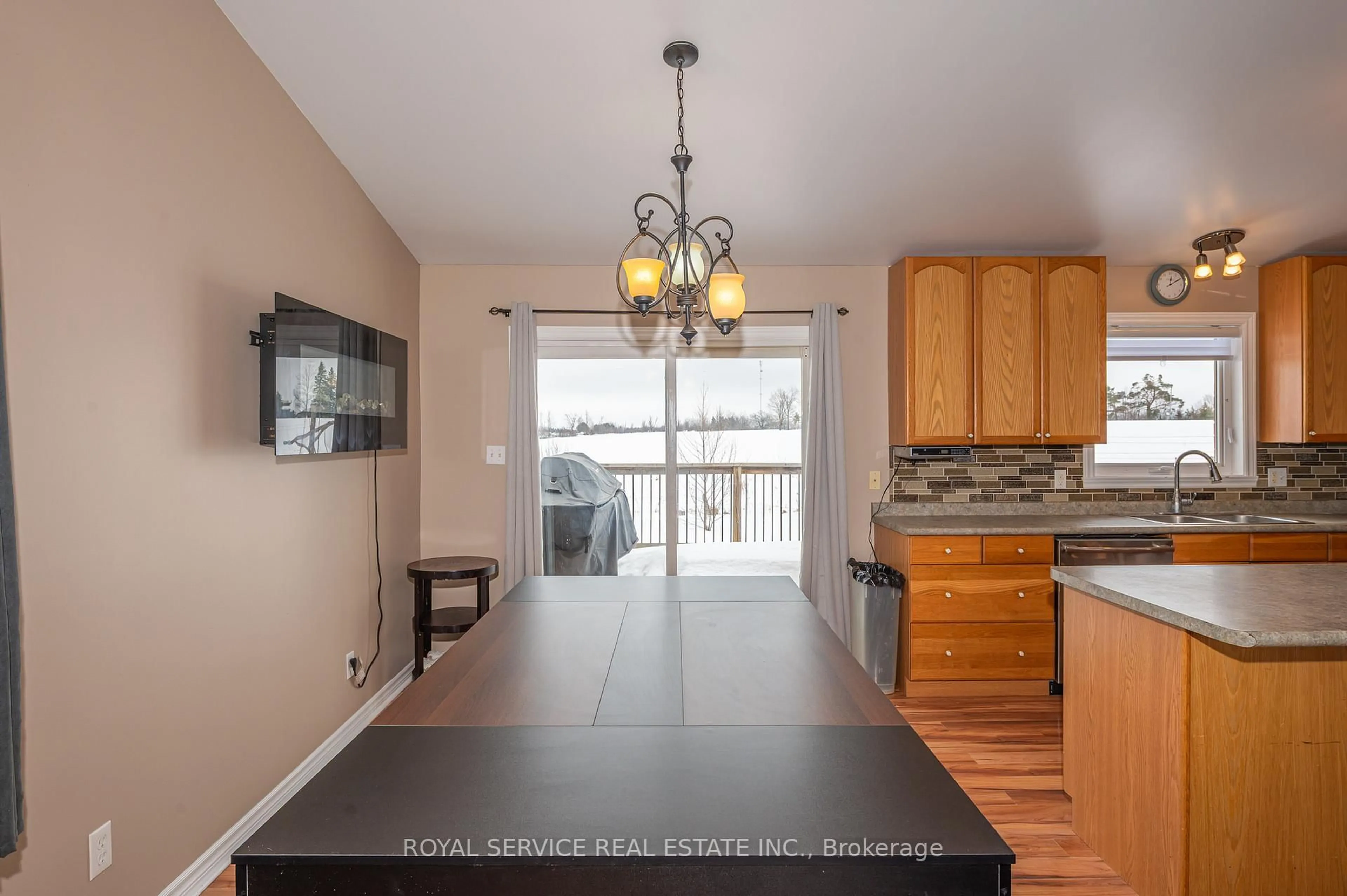 Open concept kitchen, unknown for 323 Cadigan Rd, Selwyn Ontario K9J 6X2