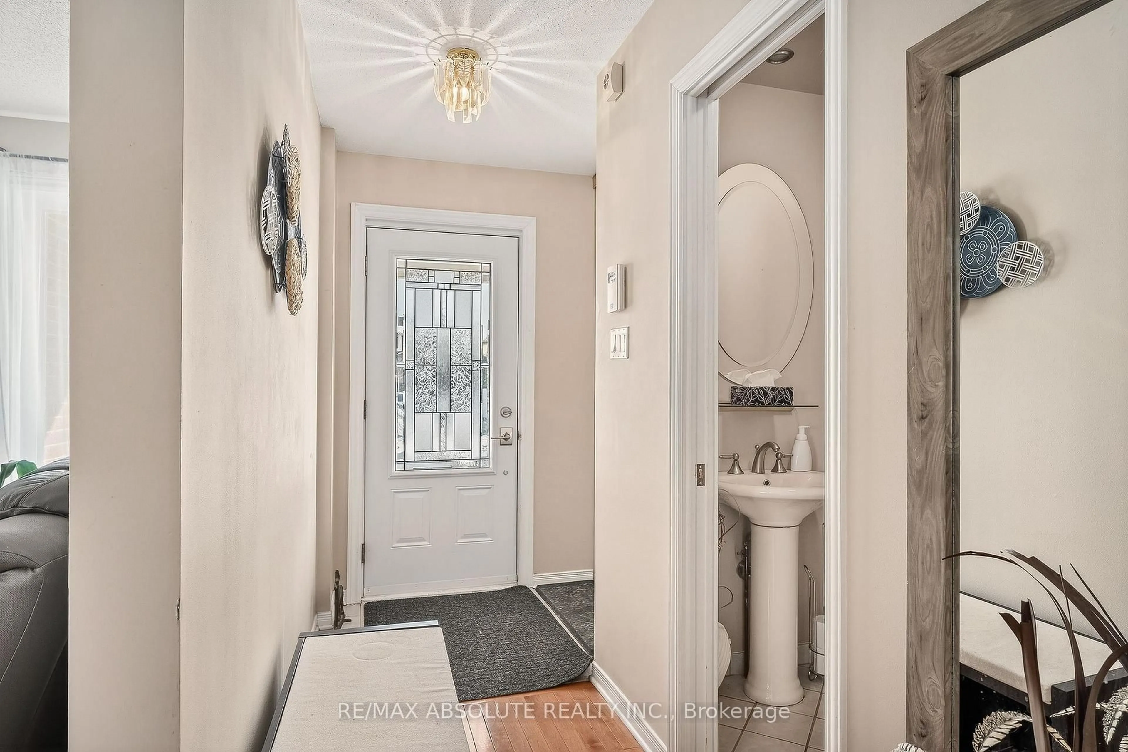Indoor entryway for 1475 Deavy Way, Ottawa Ontario K1E 2W7