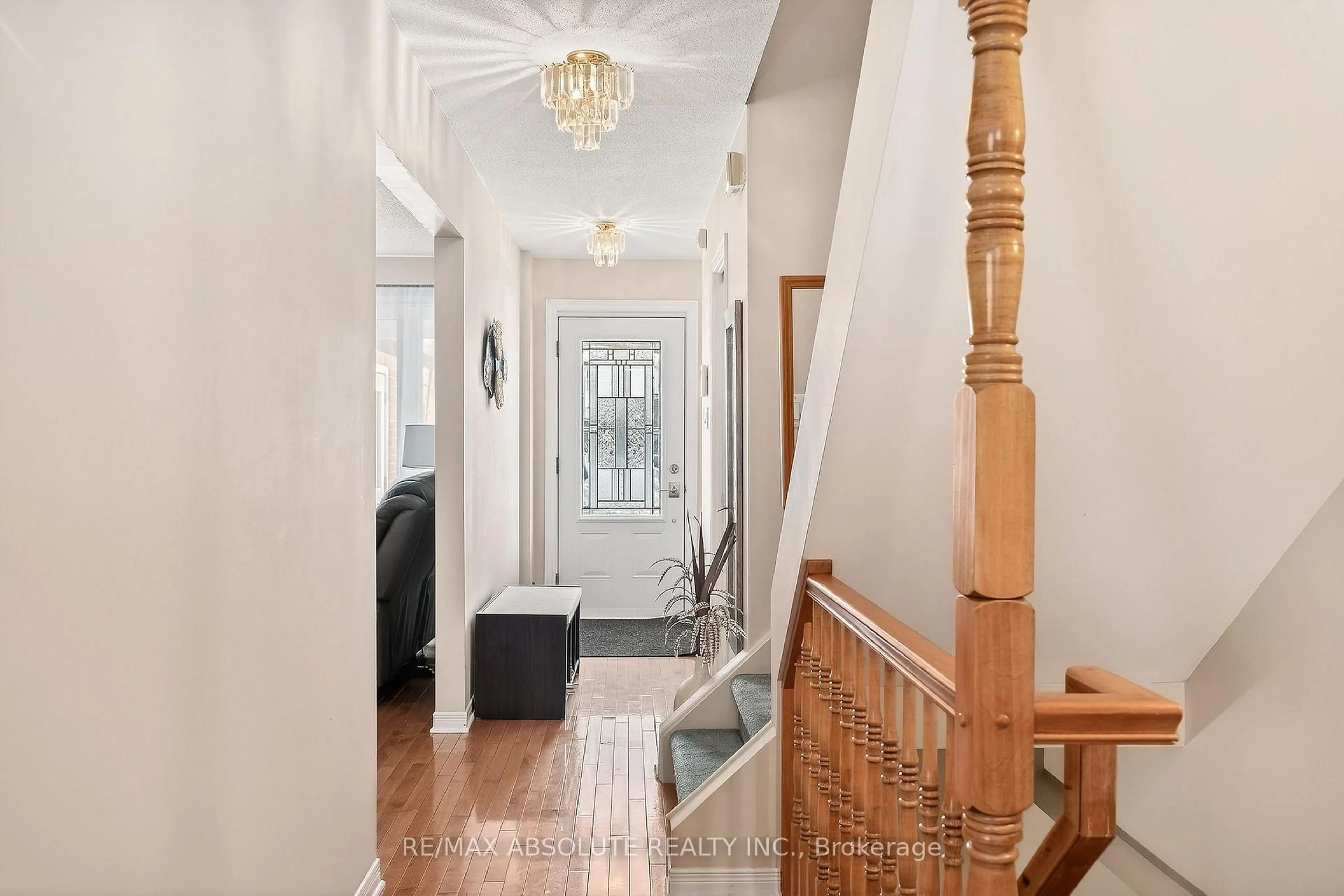 Indoor entryway for 1475 Deavy Way, Ottawa Ontario K1E 2W7