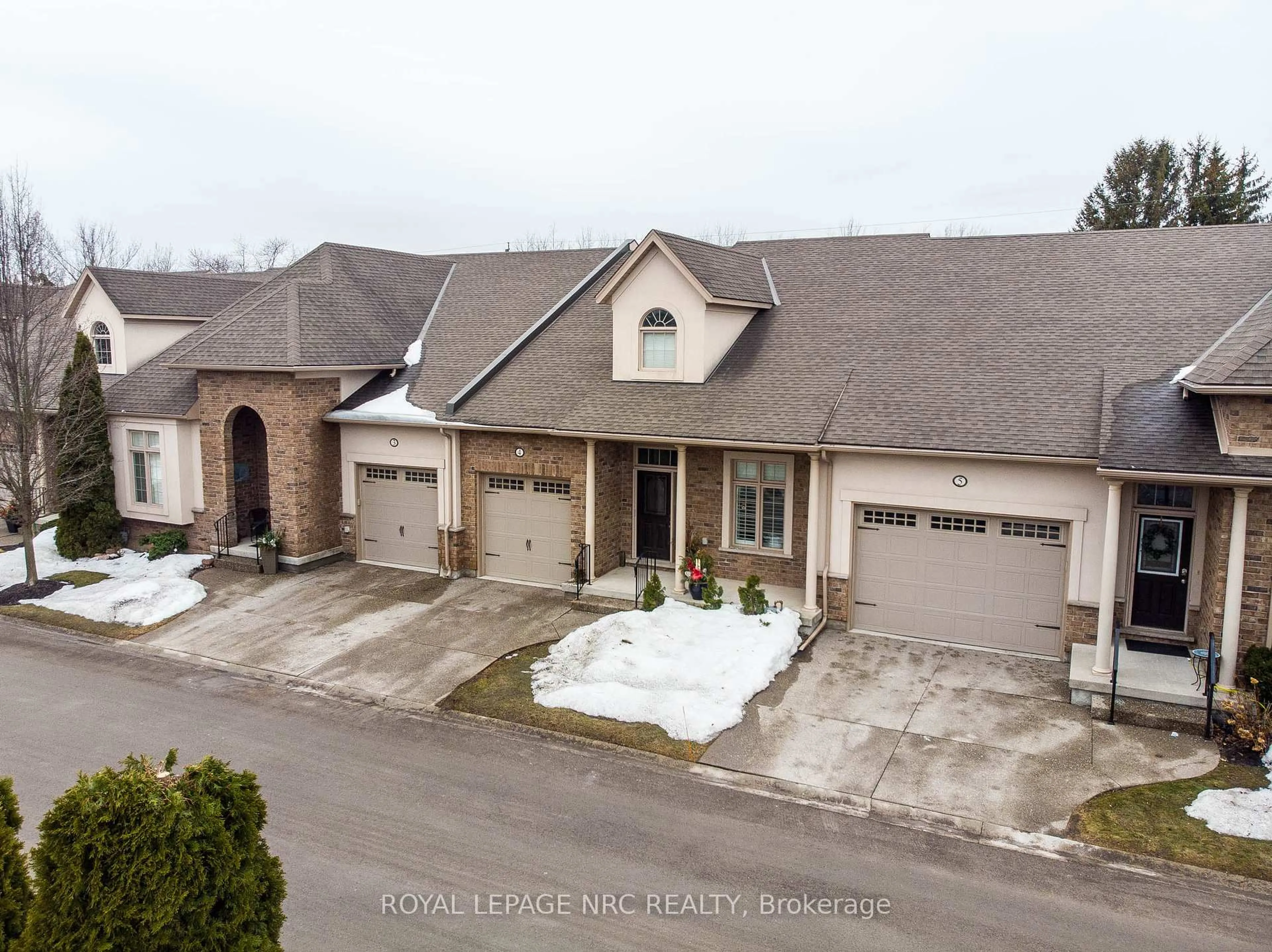 A pic from outside/outdoor area/front of a property/back of a property/a pic from drone, street for 3232 MONTROSE Rd #4, Niagara Falls Ontario L2E 6S4