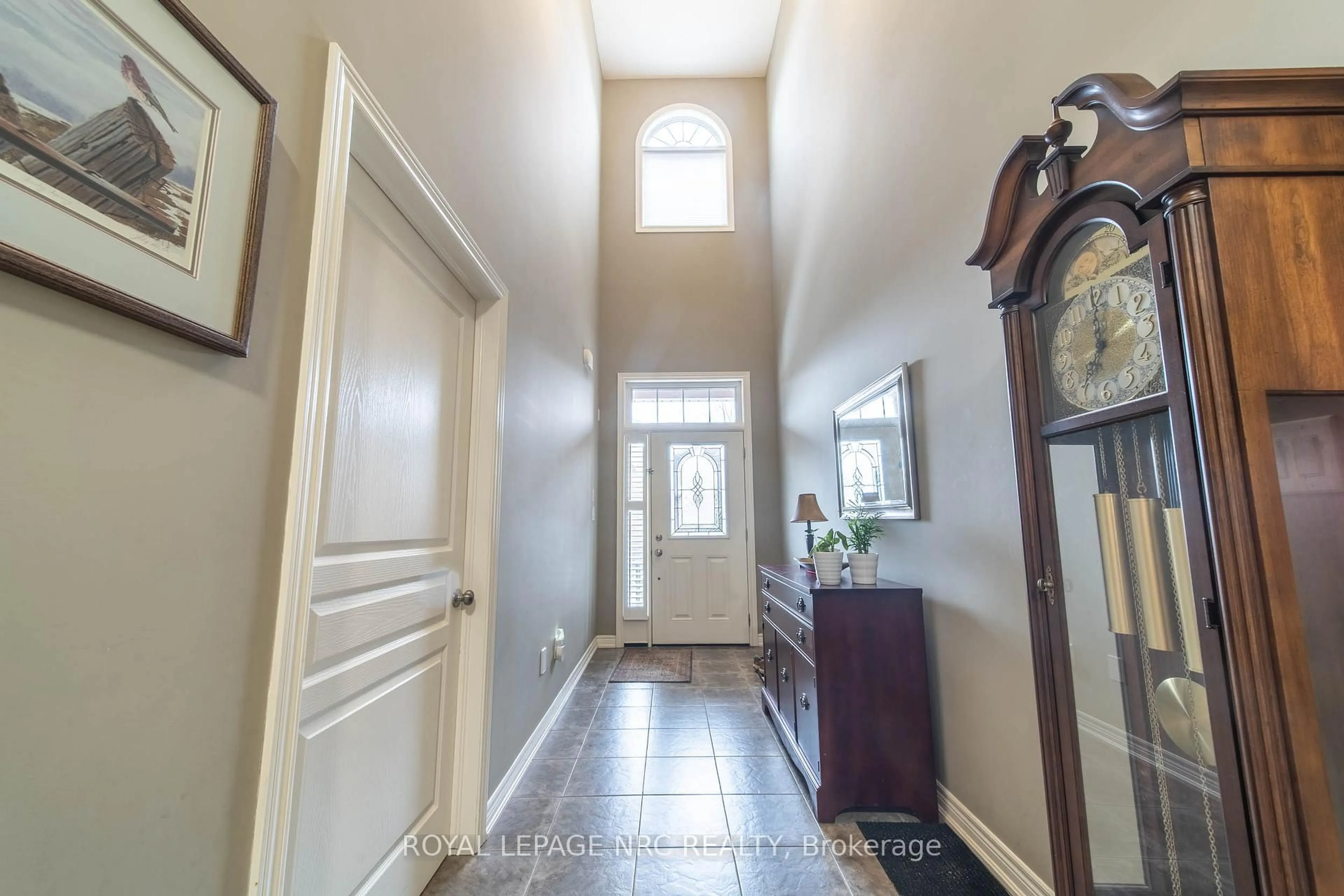 Indoor entryway for 3232 MONTROSE Rd #4, Niagara Falls Ontario L2E 6S4
