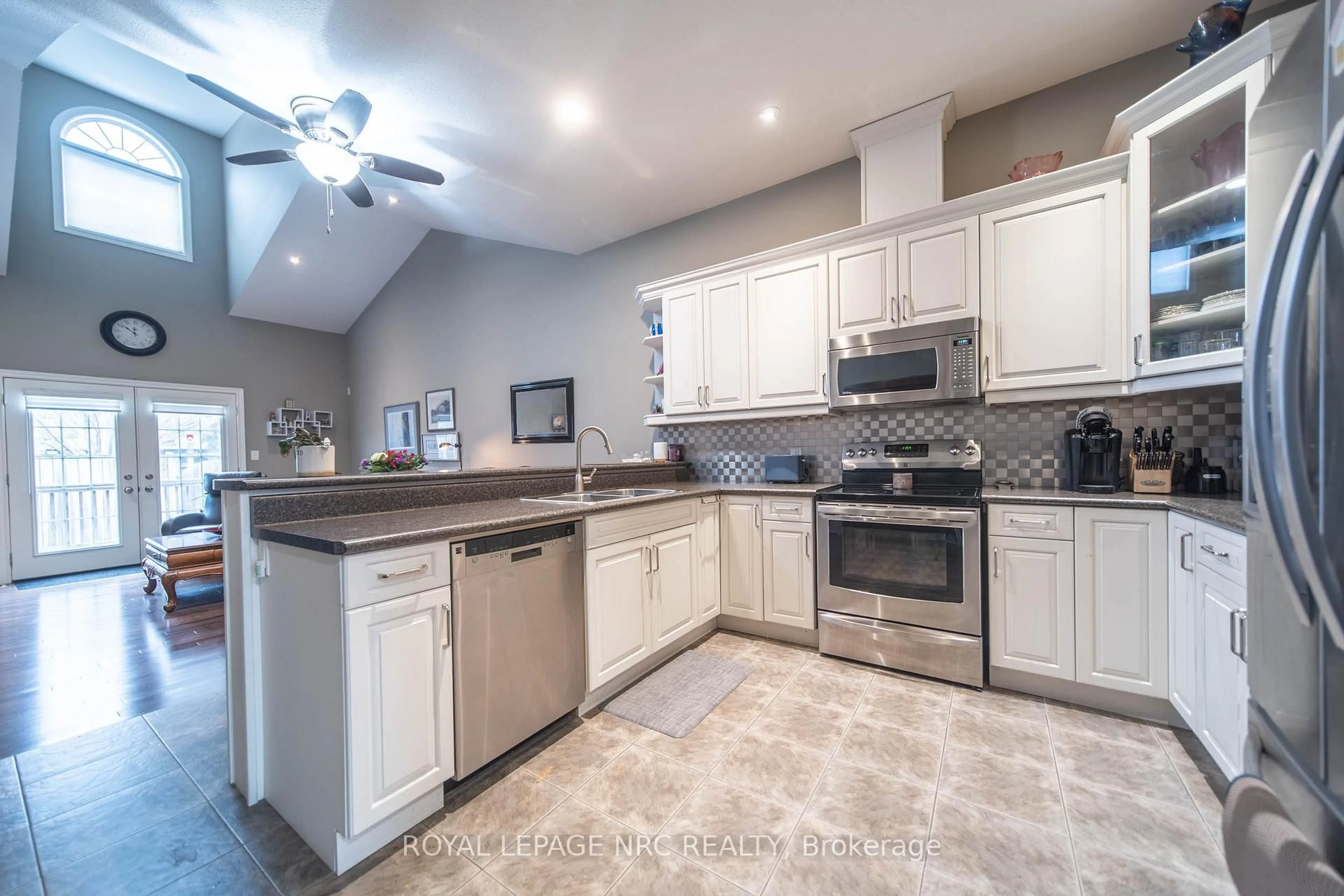 Open concept kitchen, ceramic/tile floor for 3232 MONTROSE Rd #4, Niagara Falls Ontario L2E 6S4