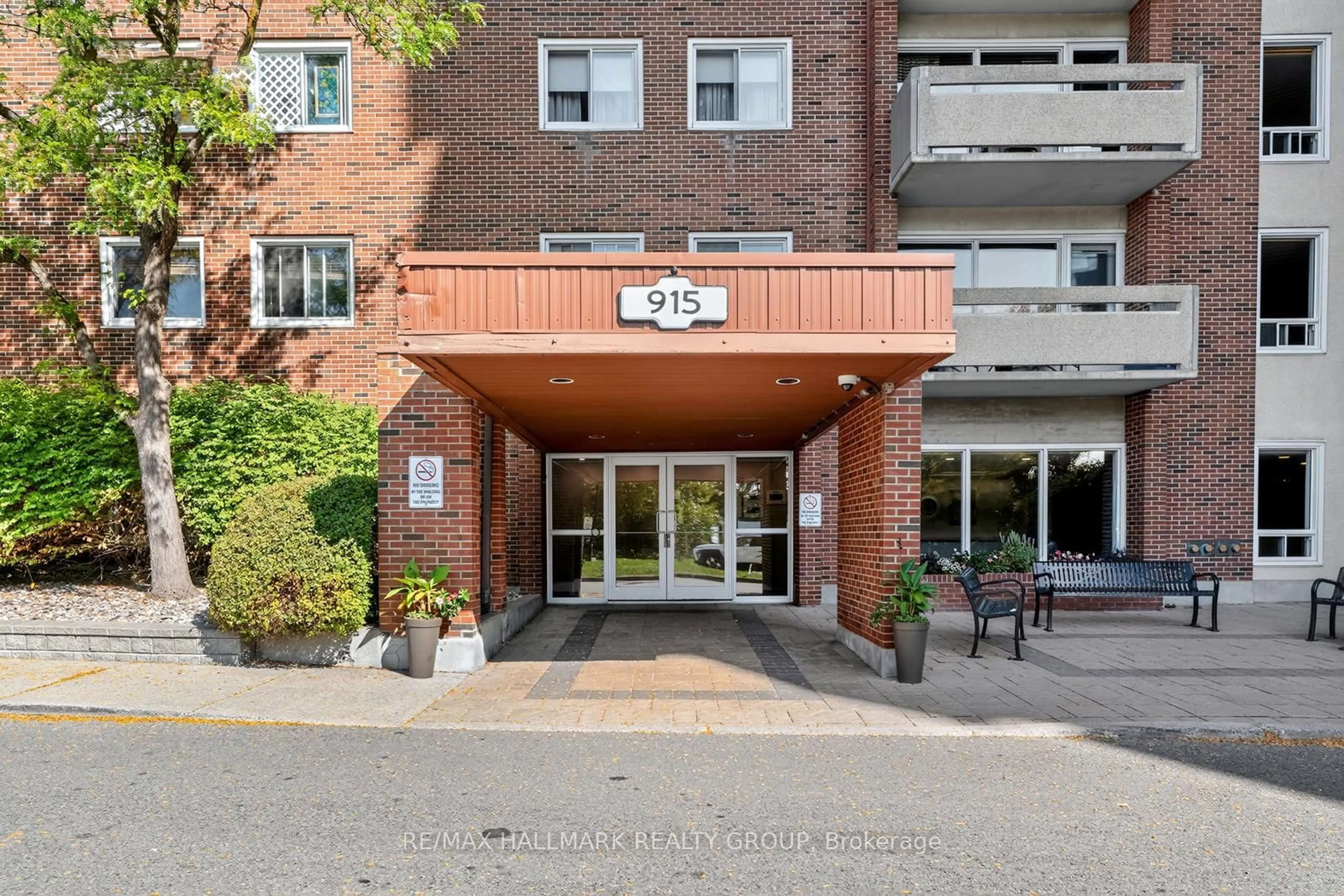 Indoor foyer for 915 Elmsmere Rd #304, Ottawa Ontario K1J 8H8