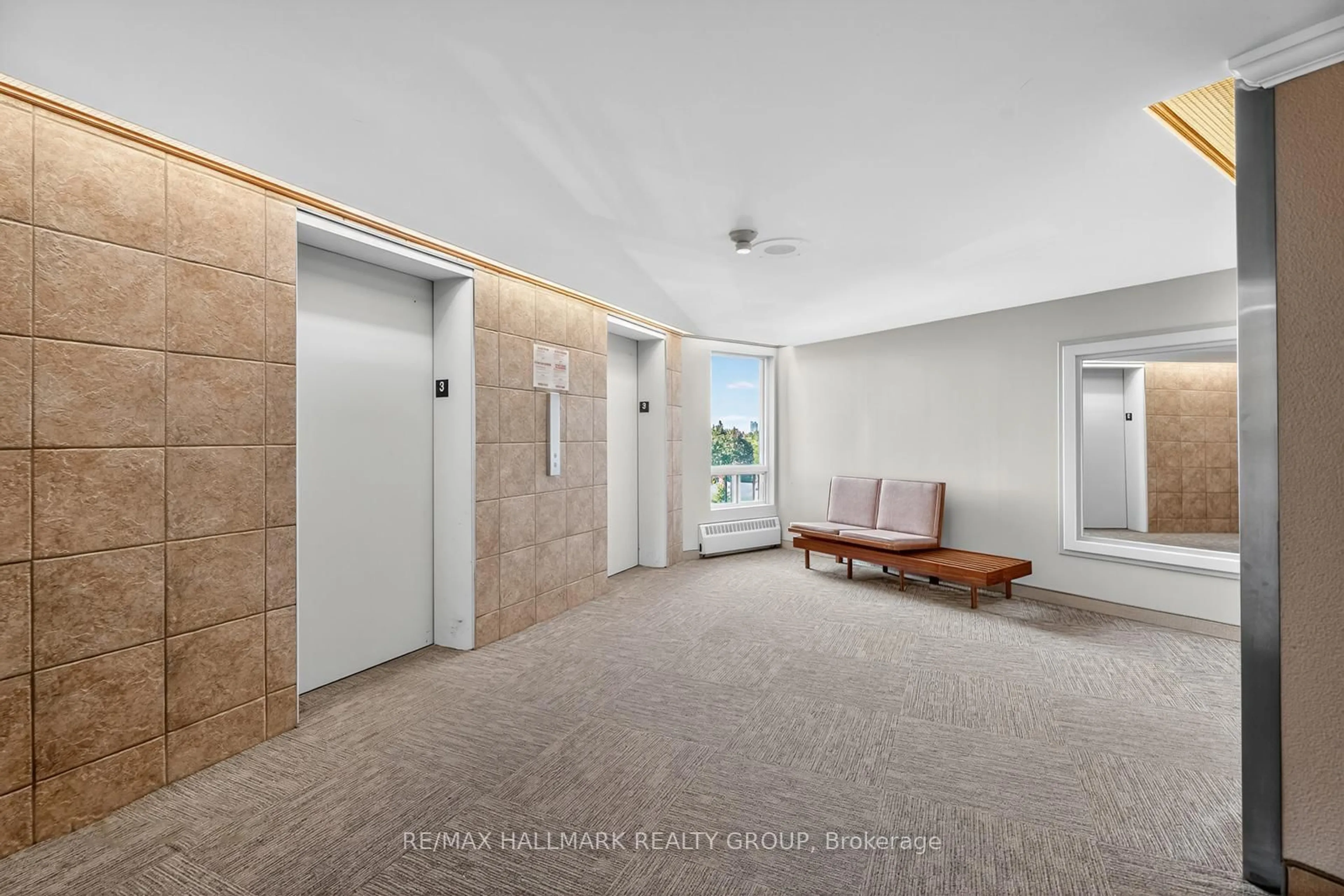 Indoor foyer for 915 Elmsmere Rd #304, Ottawa Ontario K1J 8H8