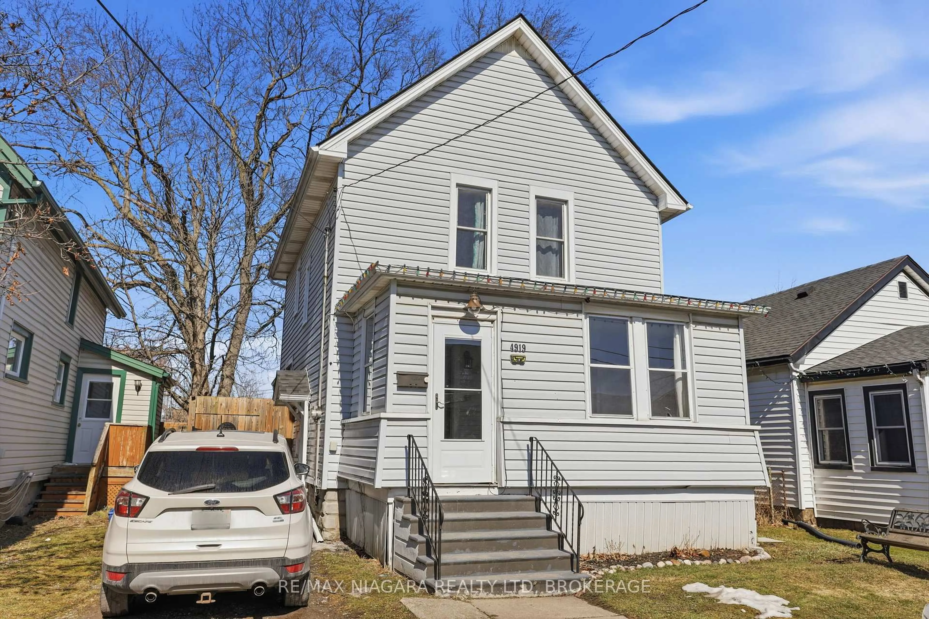 Home with vinyl exterior material, street for 4919 Huron St, Niagara Falls Ontario L2E 2J4