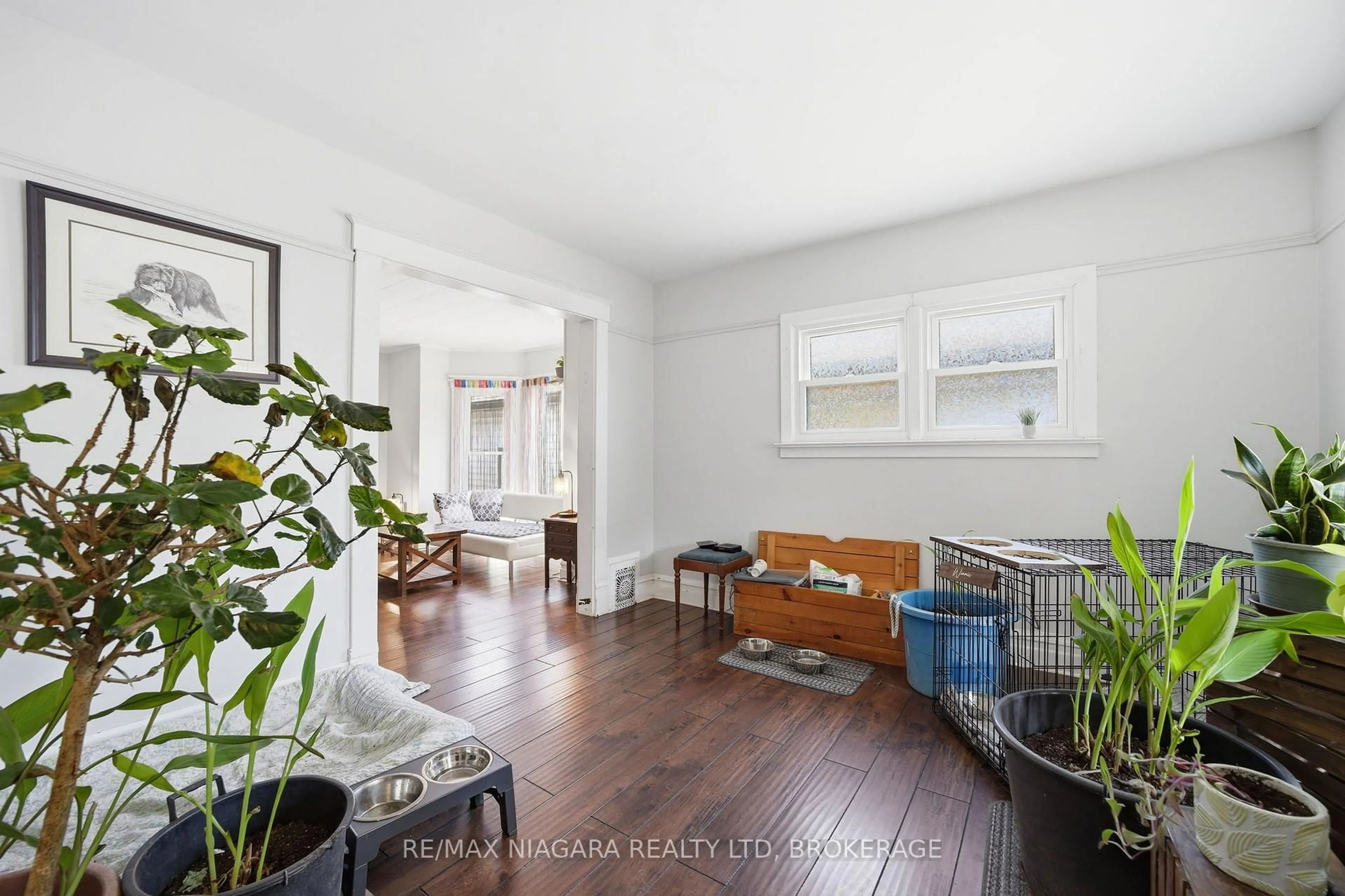 Indoor entryway for 4919 Huron St, Niagara Falls Ontario L2E 2J4