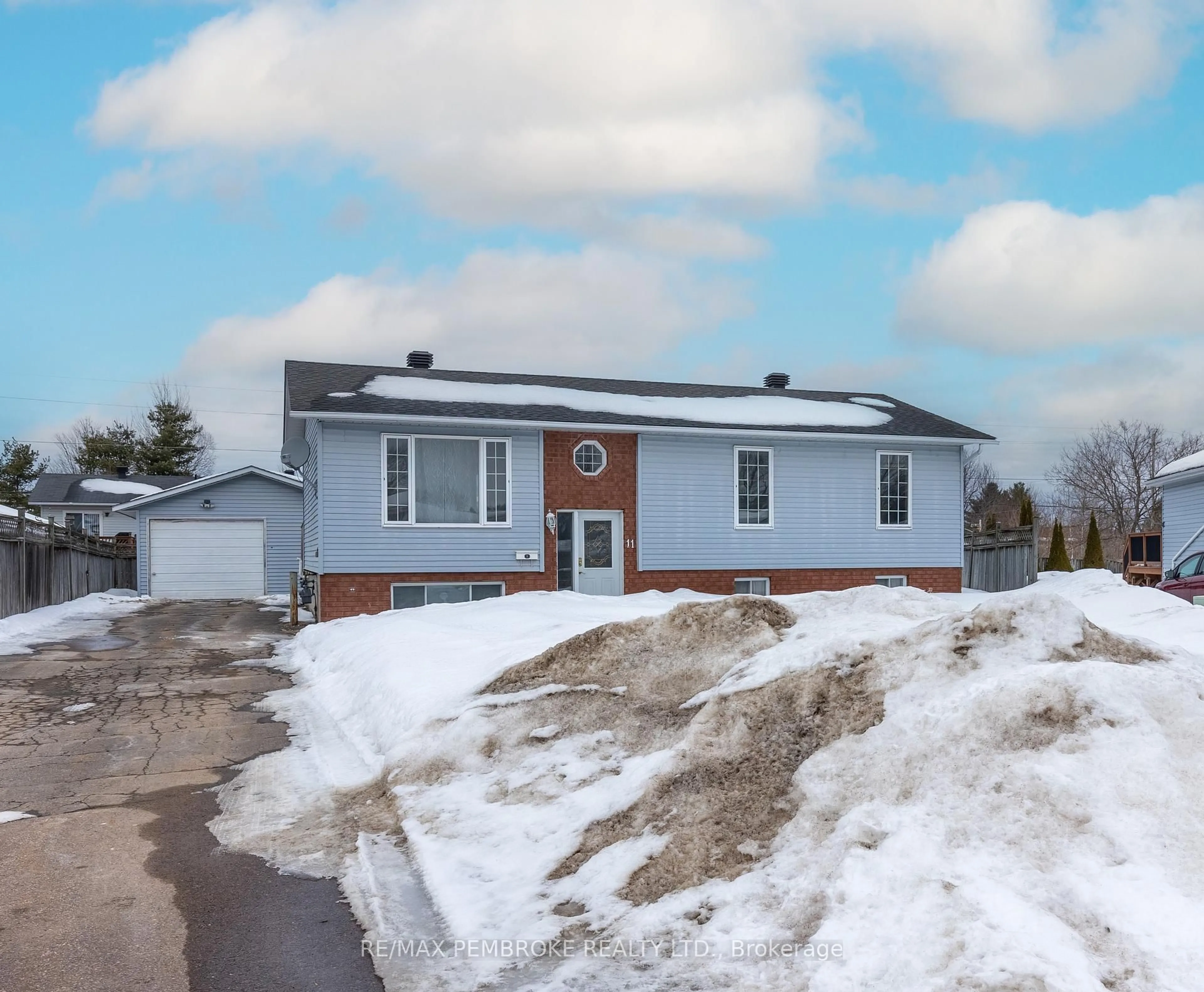 Home with vinyl exterior material, street for 11 Craig Pl, Petawawa Ontario K8H 3L4