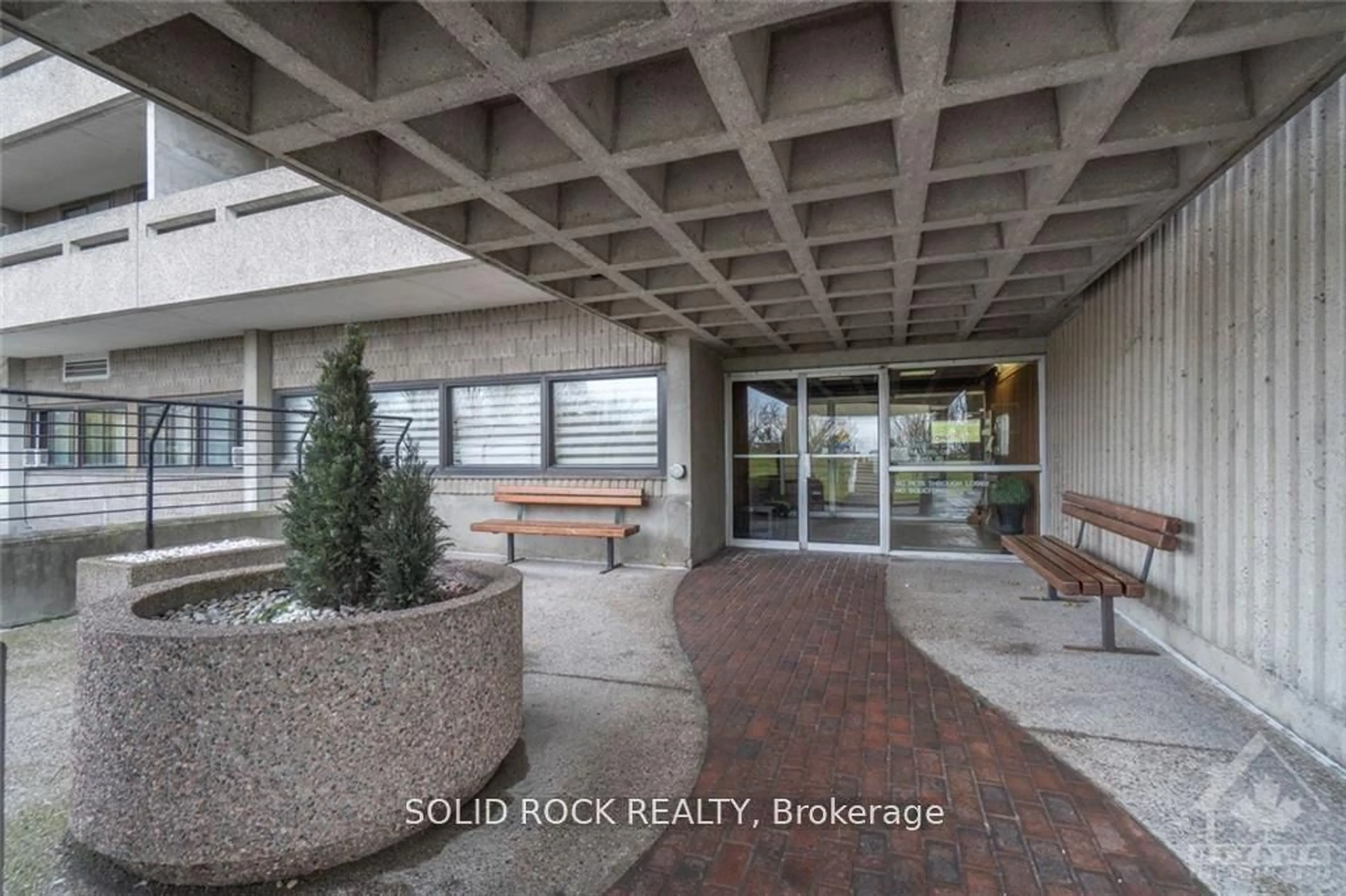 Indoor foyer for 415 Greenview Ave #309, Ottawa Ontario K2B 8G5