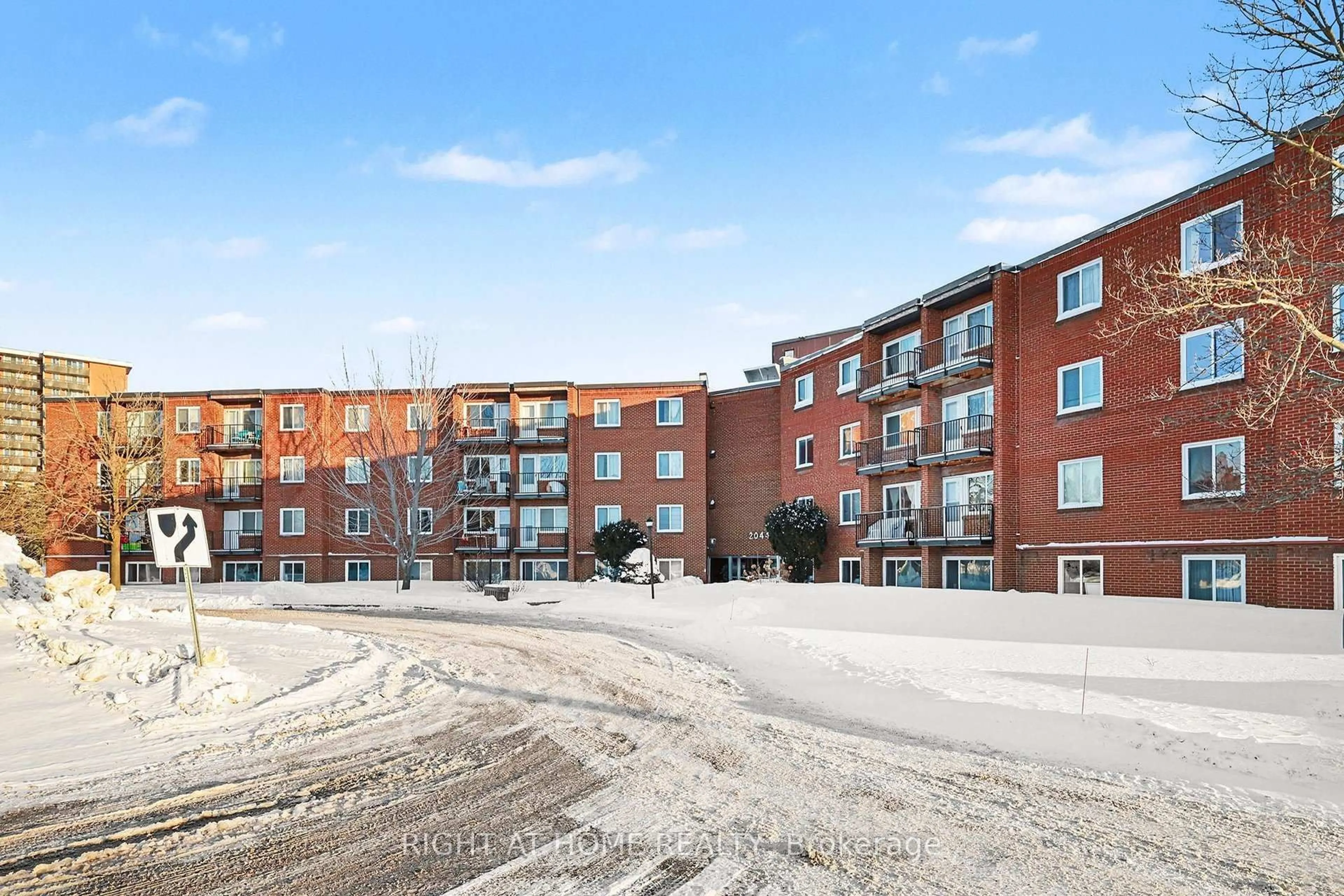 Patio, building for 2044 Arrowsmith Dr #305B, Ottawa Ontario K1J 7V8