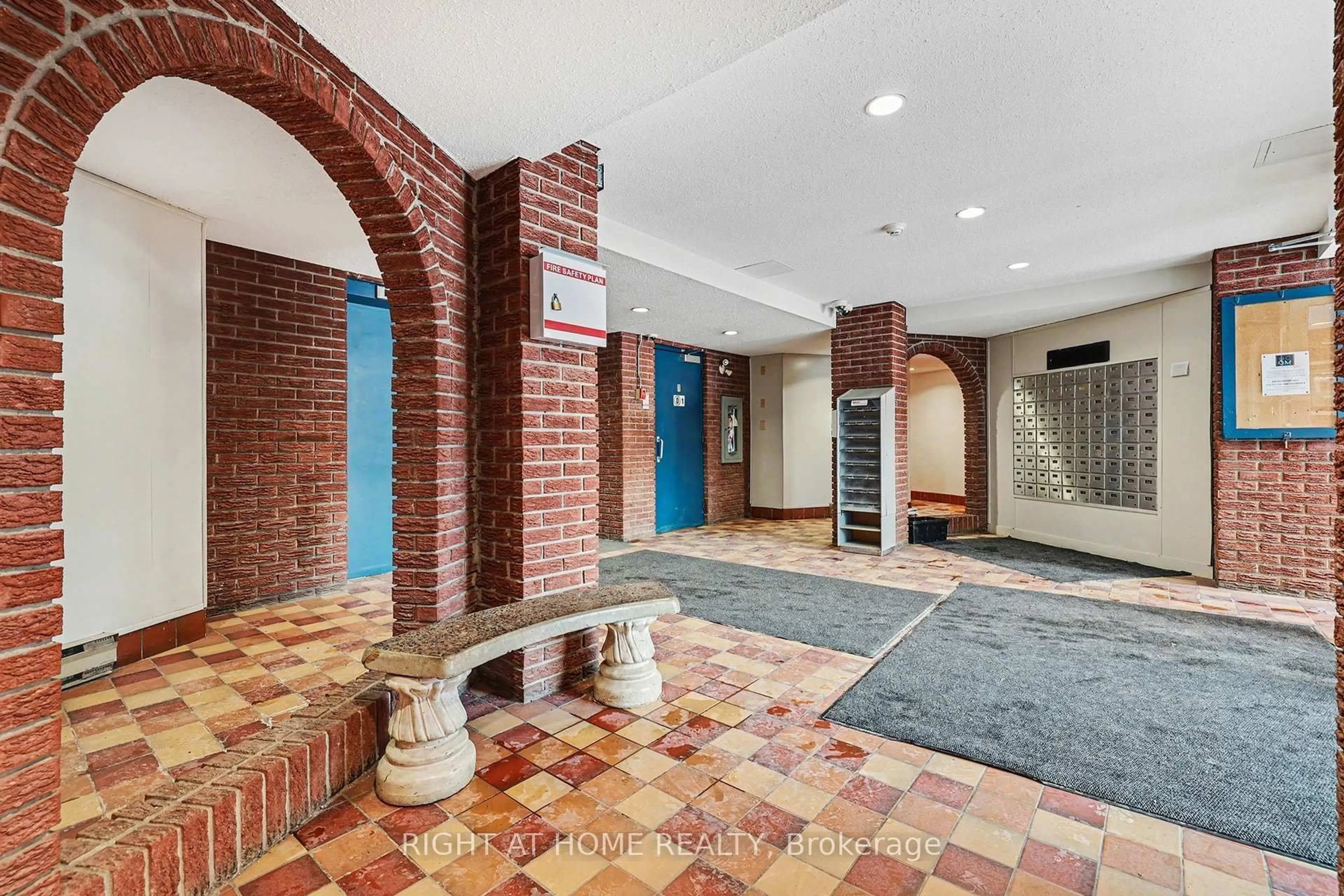 Indoor foyer for 2044 Arrowsmith Dr #305B, Ottawa Ontario K1J 7V8