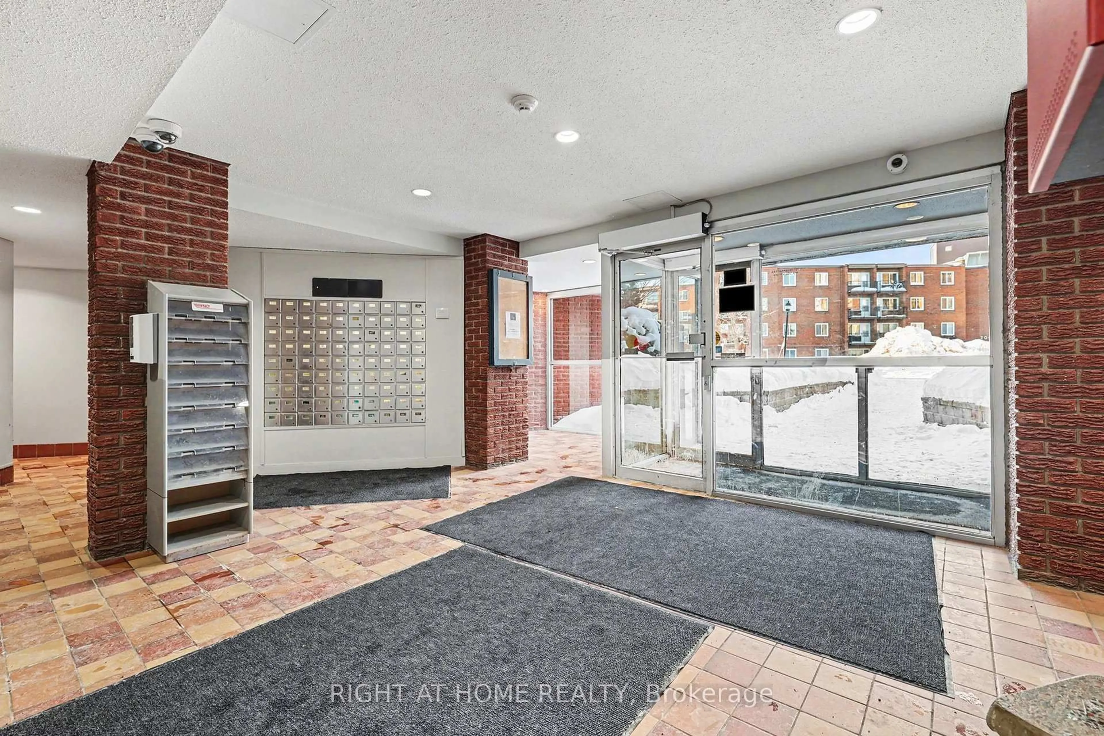 Indoor foyer for 2044 Arrowsmith Dr #305B, Ottawa Ontario K1J 7V8