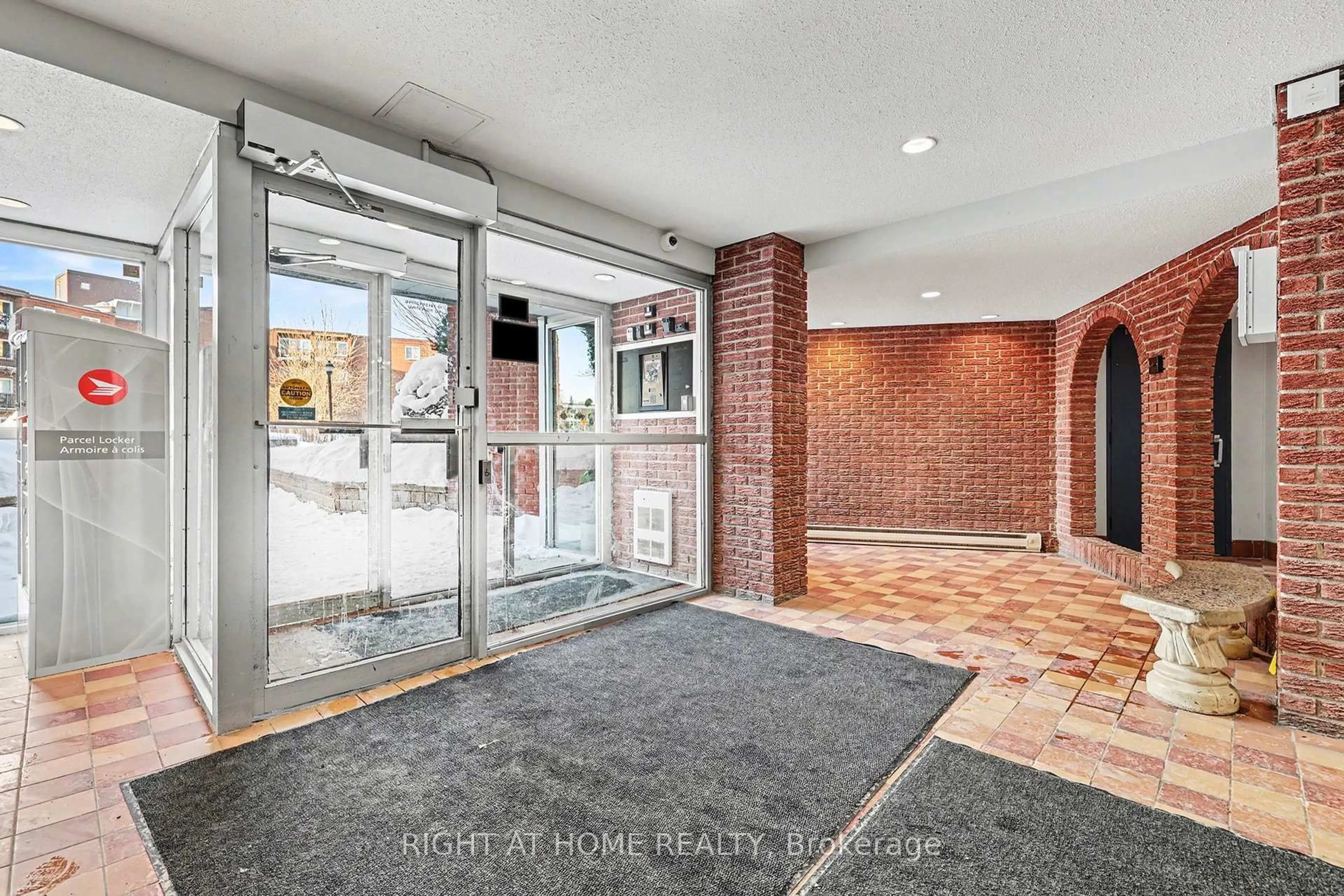 Indoor entryway for 2044 Arrowsmith Dr #305B, Ottawa Ontario K1J 7V8