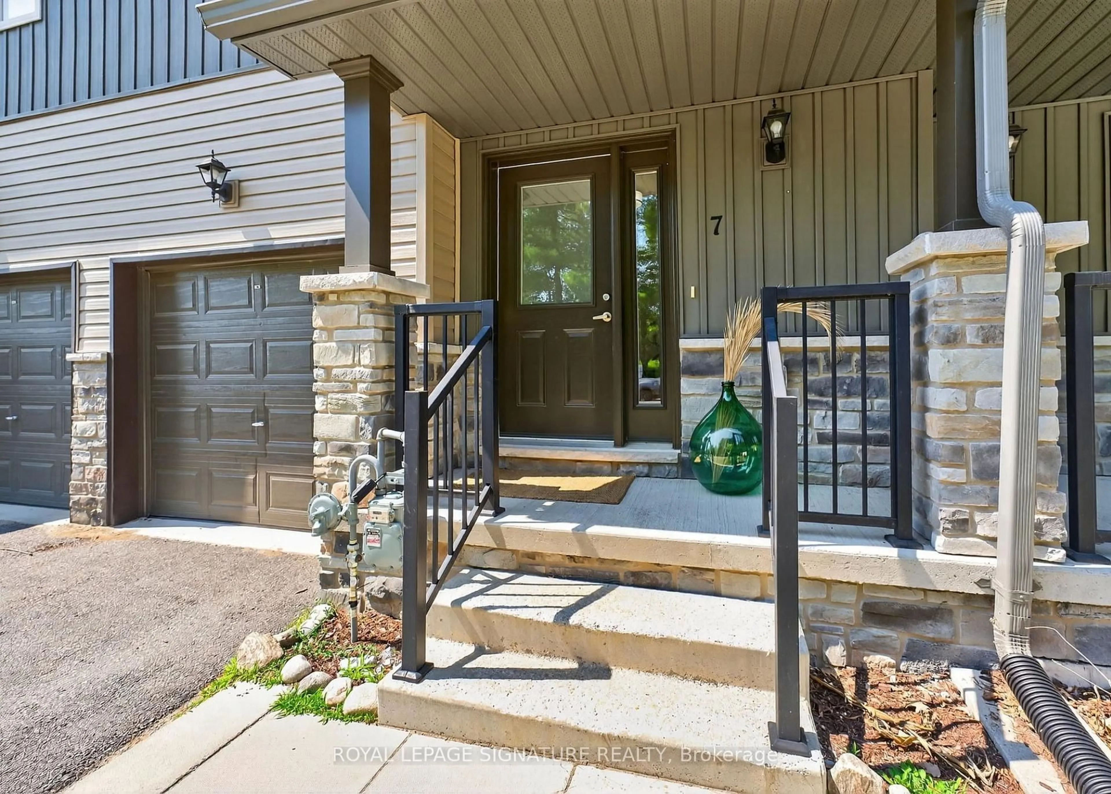 Indoor entryway for 393 Manitoba St #8, Bracebridge Ontario P1L 1B4