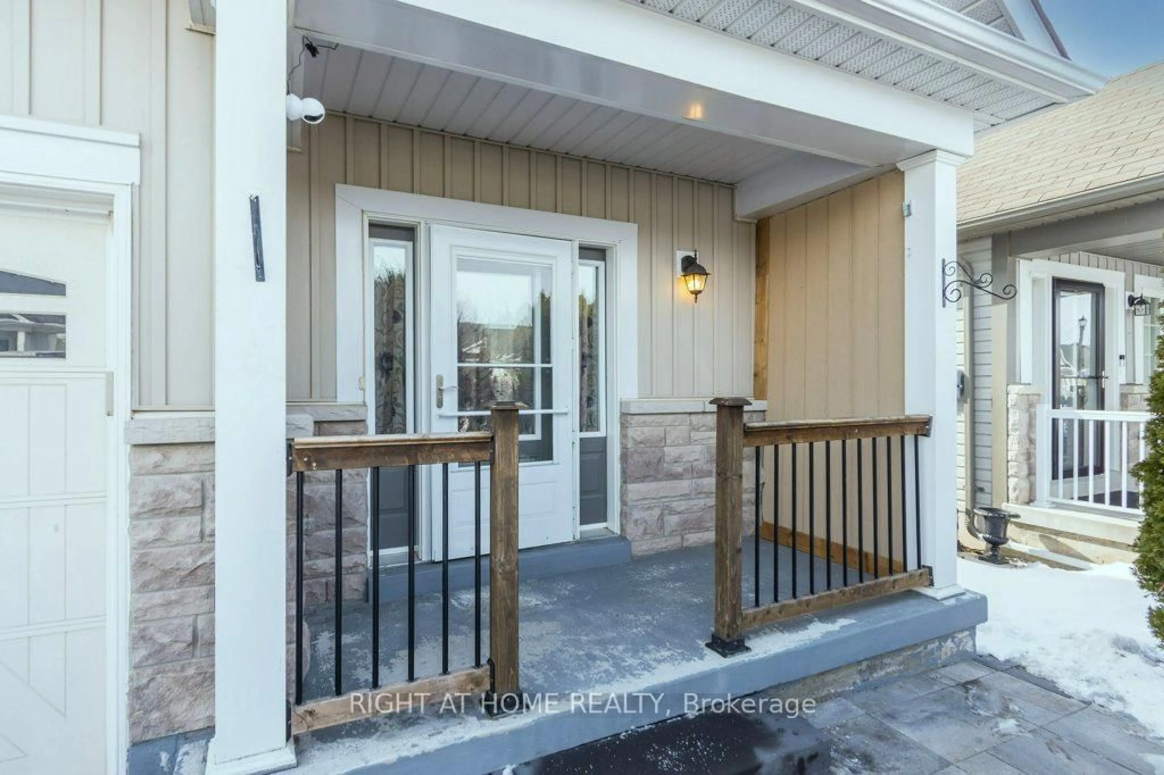 Indoor entryway for 833 Leslie St, Cobourg Ontario K9A 0H3