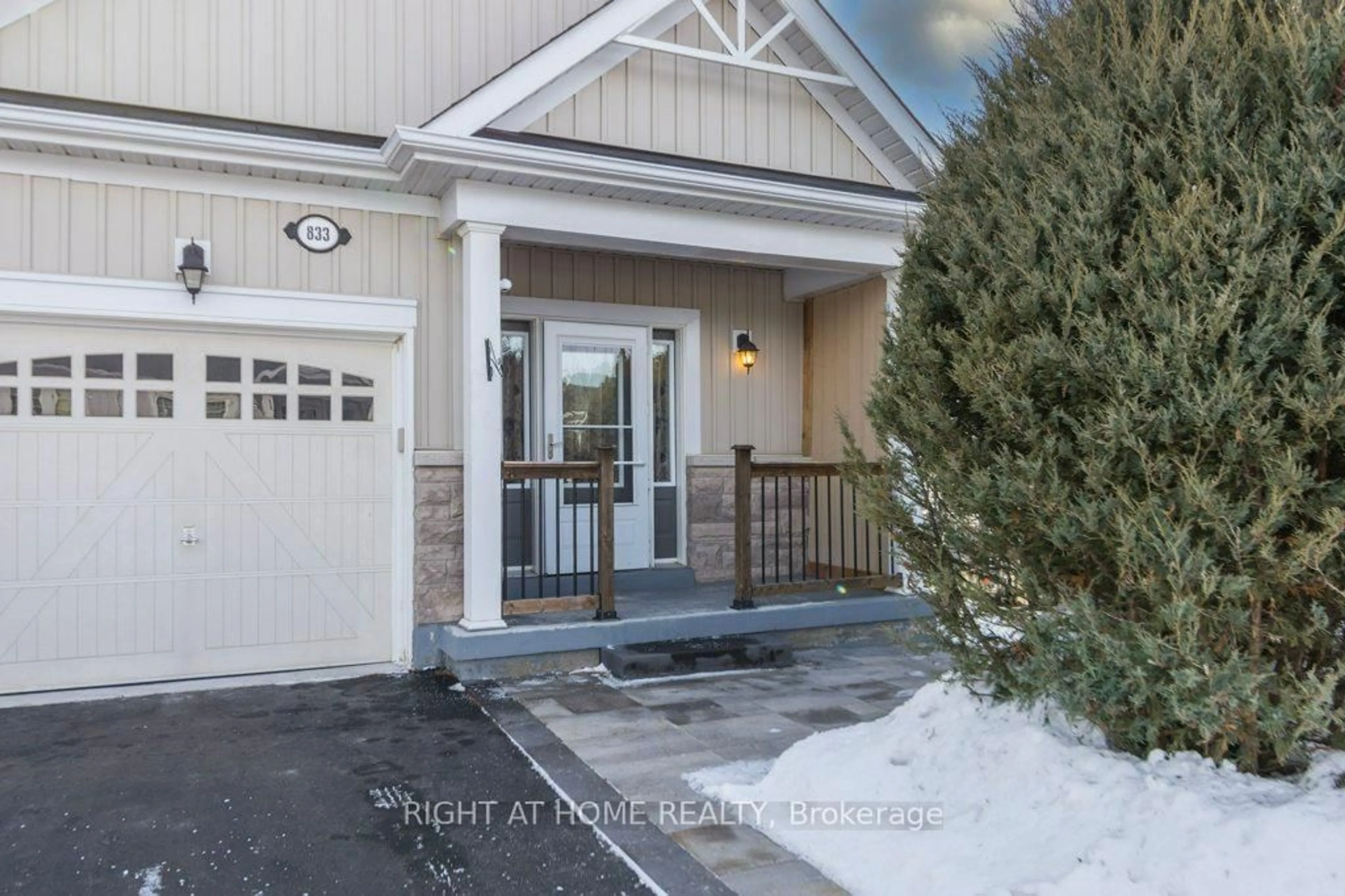 Indoor entryway for 833 Leslie St, Cobourg Ontario K9A 0H3