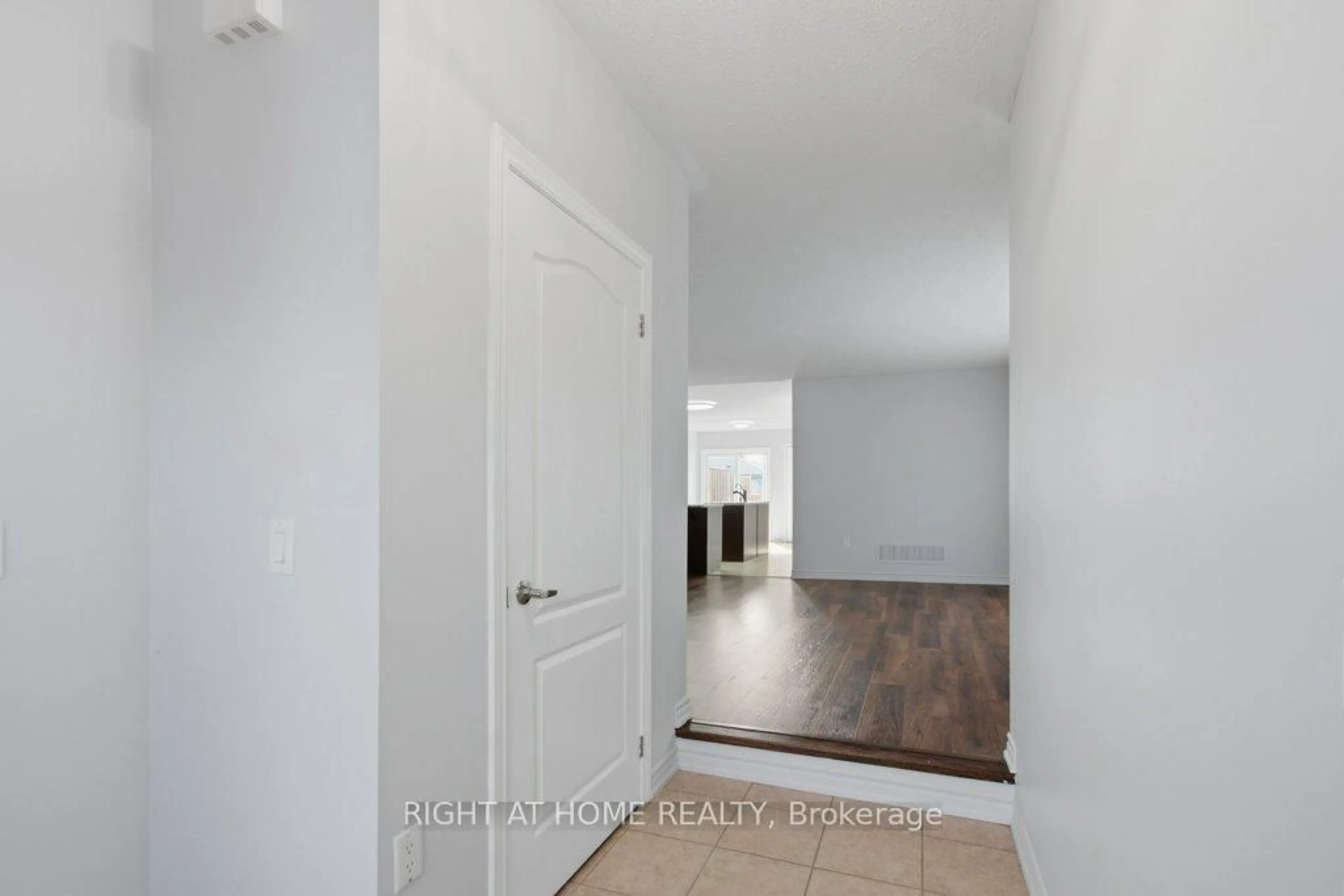 Indoor entryway for 833 Leslie St, Cobourg Ontario K9A 0H3