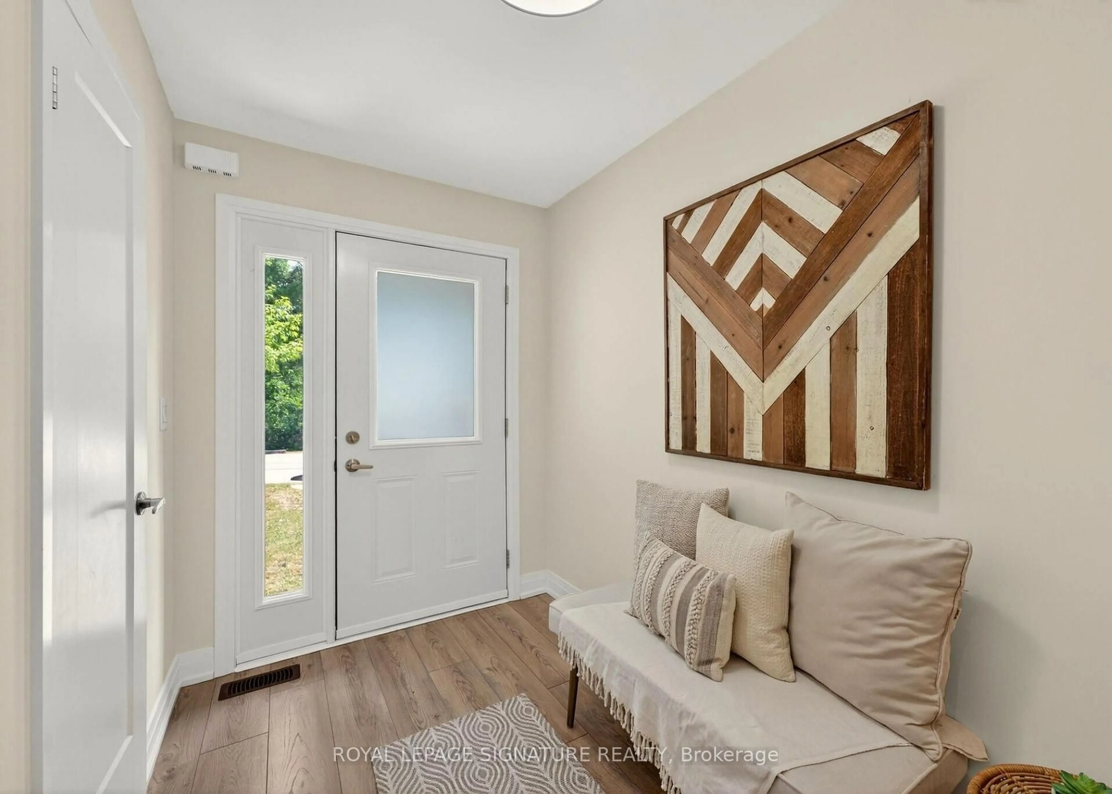 Indoor entryway for 393 Manitoba St #3, Bracebridge Ontario P1L 1B4