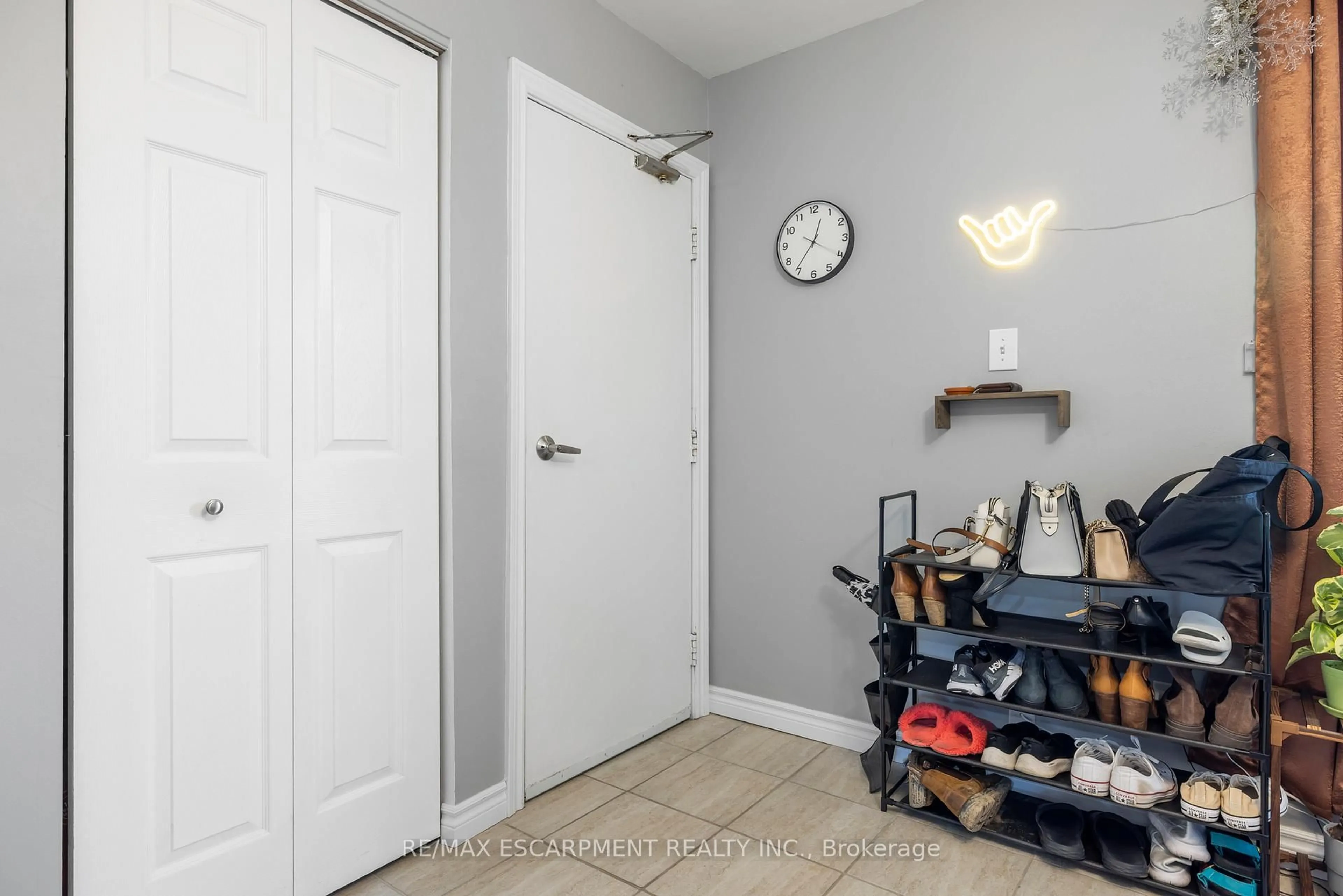 Indoor entryway for 107 HORNING Dr, Hamilton Ontario L9C 6L2